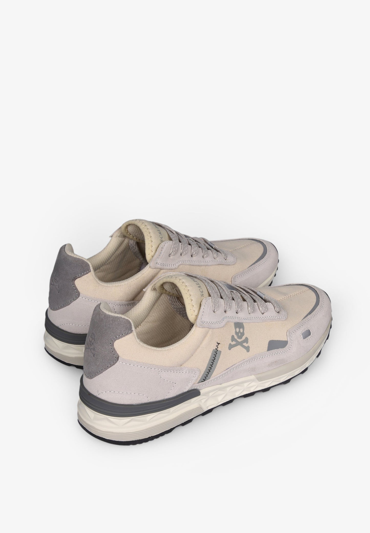 SNEAKERS CALAVERA DETALLE COSTURA