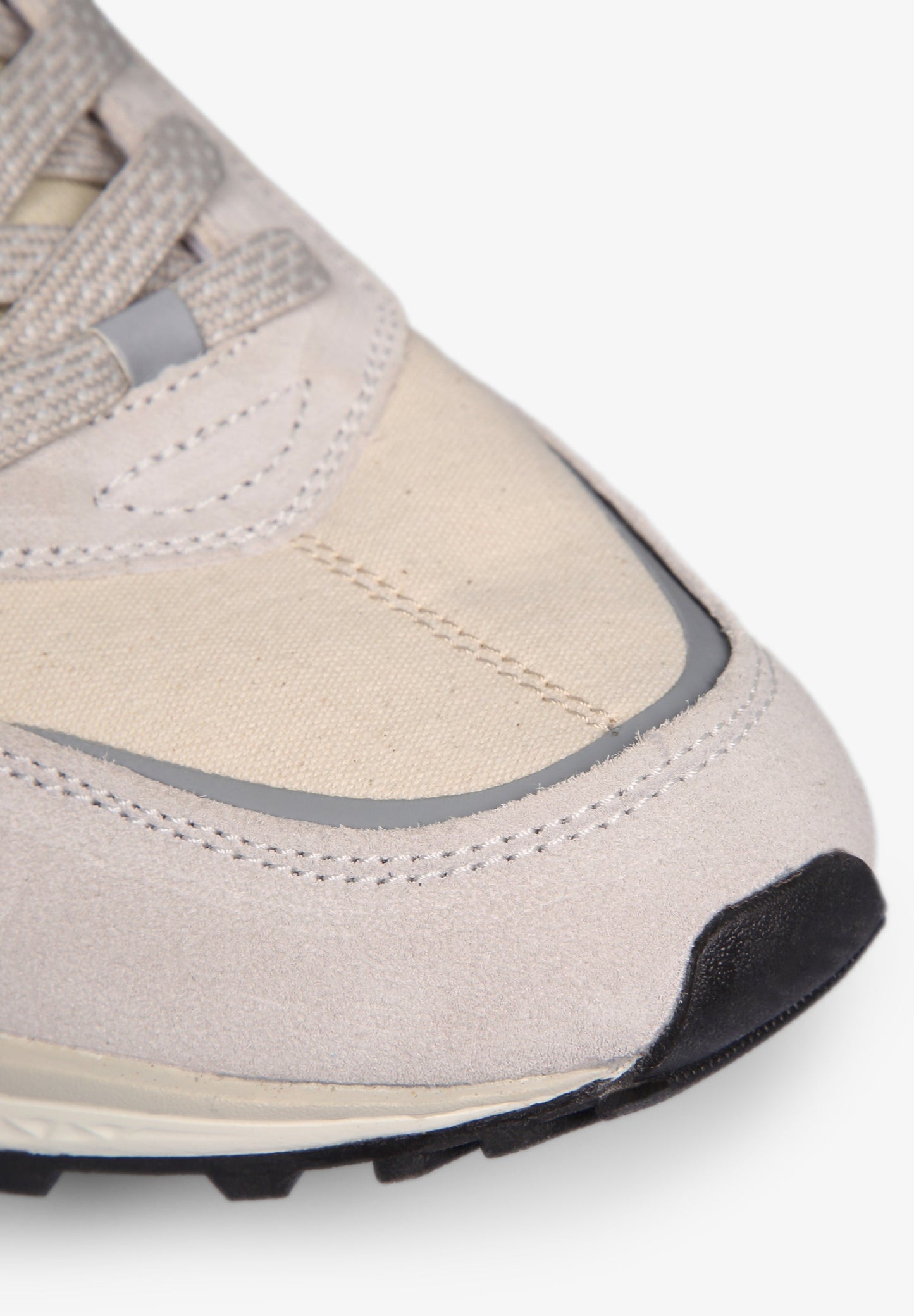 SNEAKERS CALAVERA DETALLE COSTURA