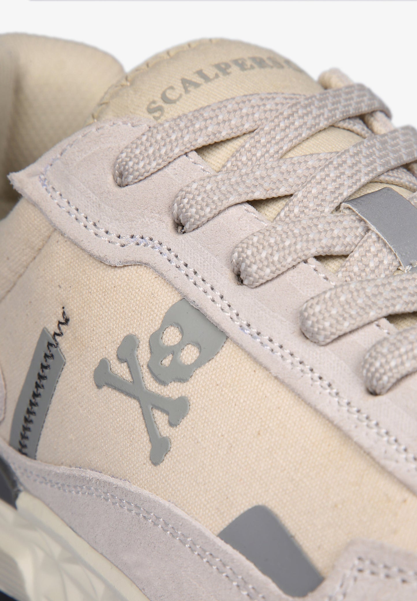 SNEAKERS CALAVERA DETALLE COSTURA