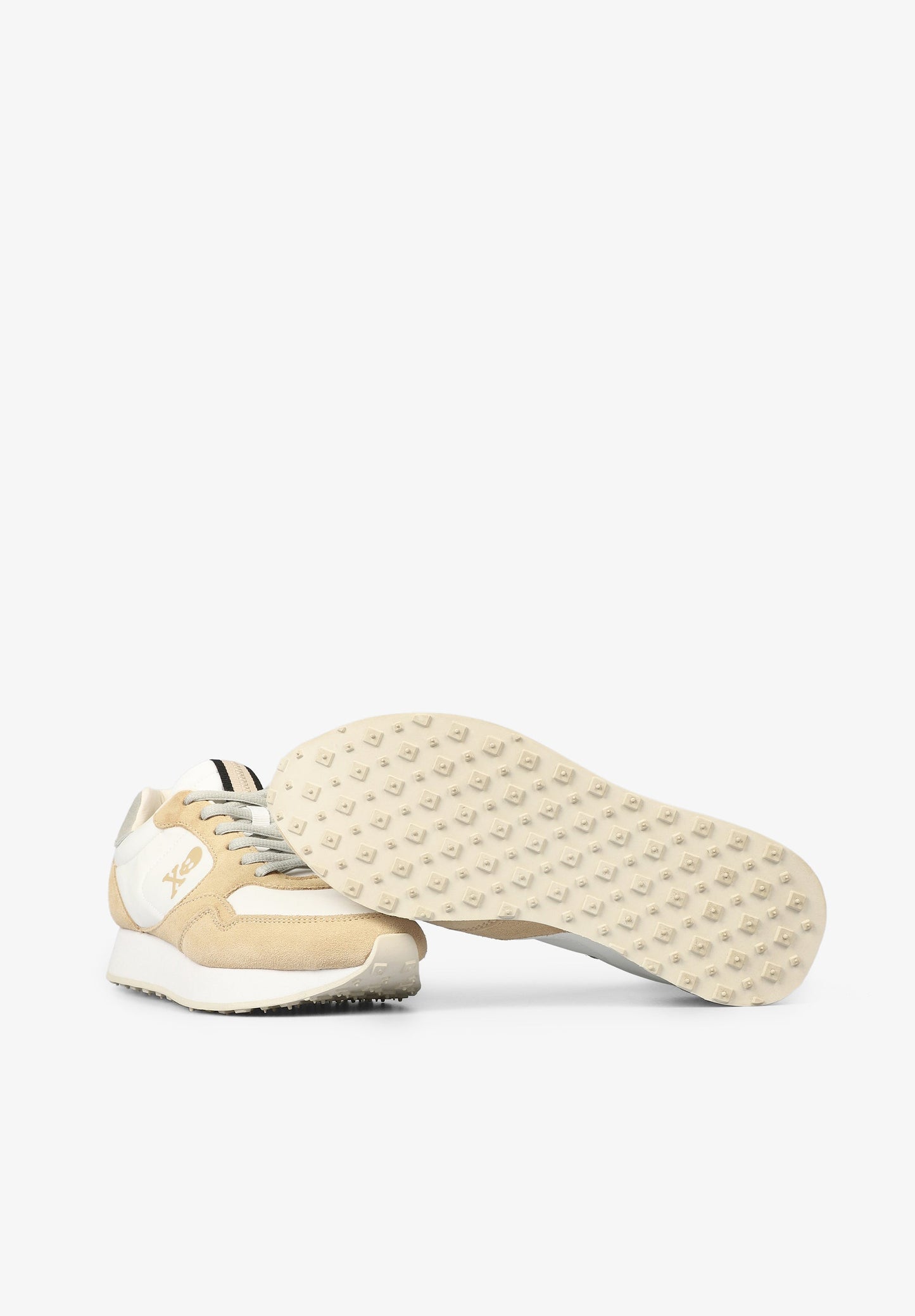 SNEAKERS METALIZADA SUELA PRONUNCIADA