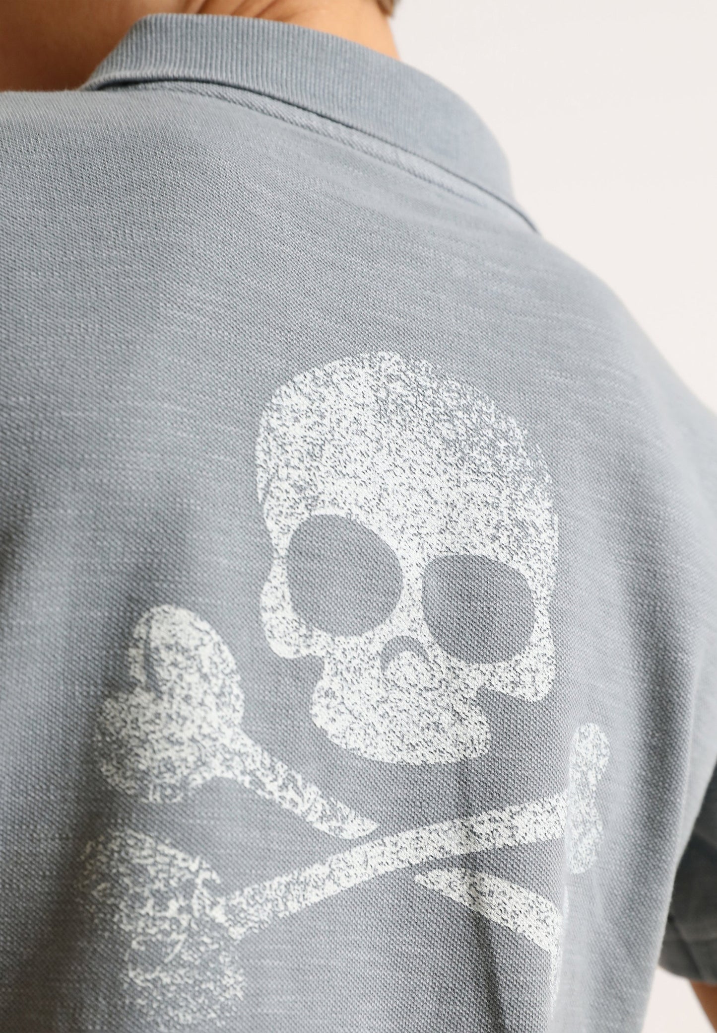 POLO CON CALAVERA TRASERA