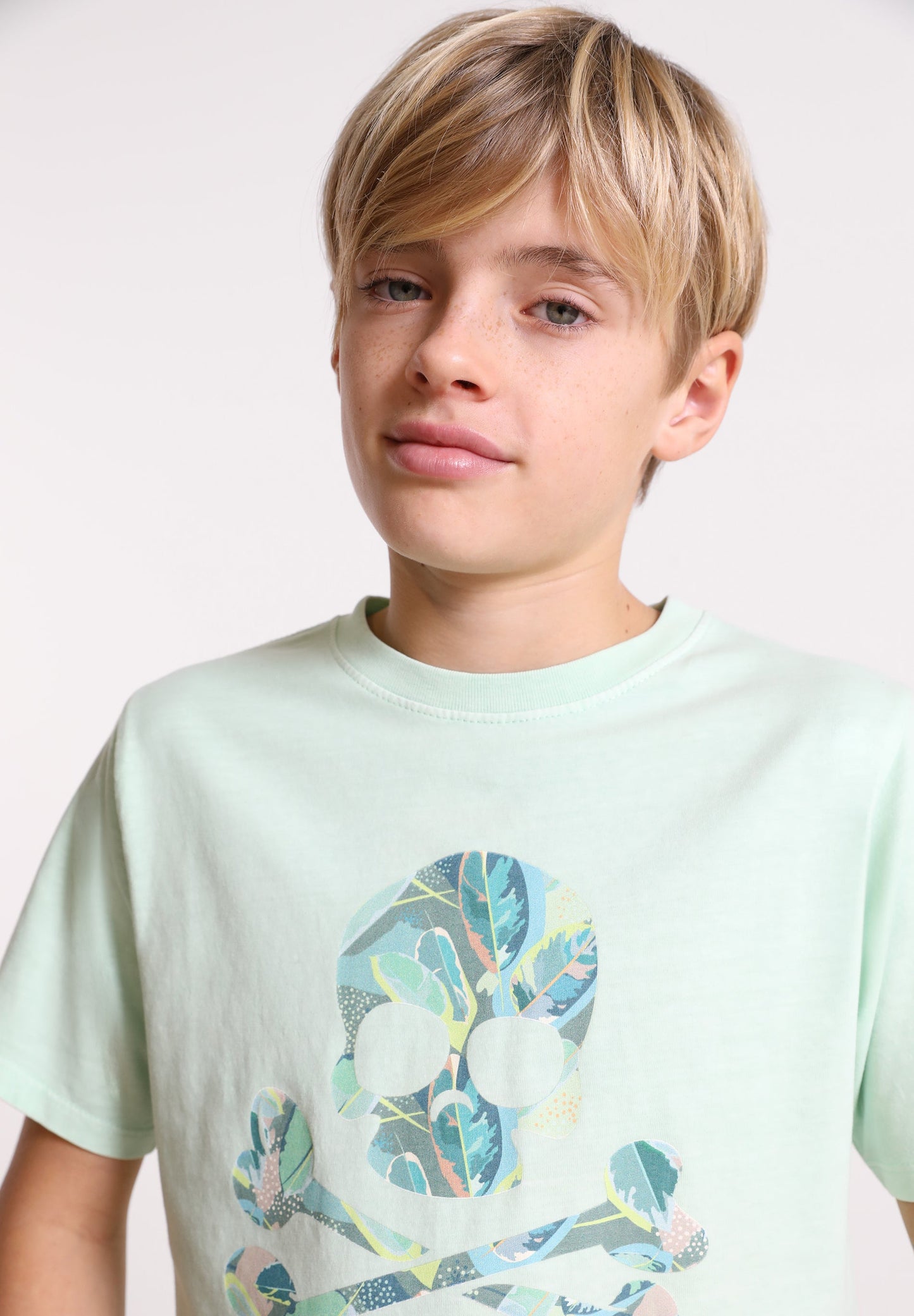 CAMISETA CALAVERA HOJAS
