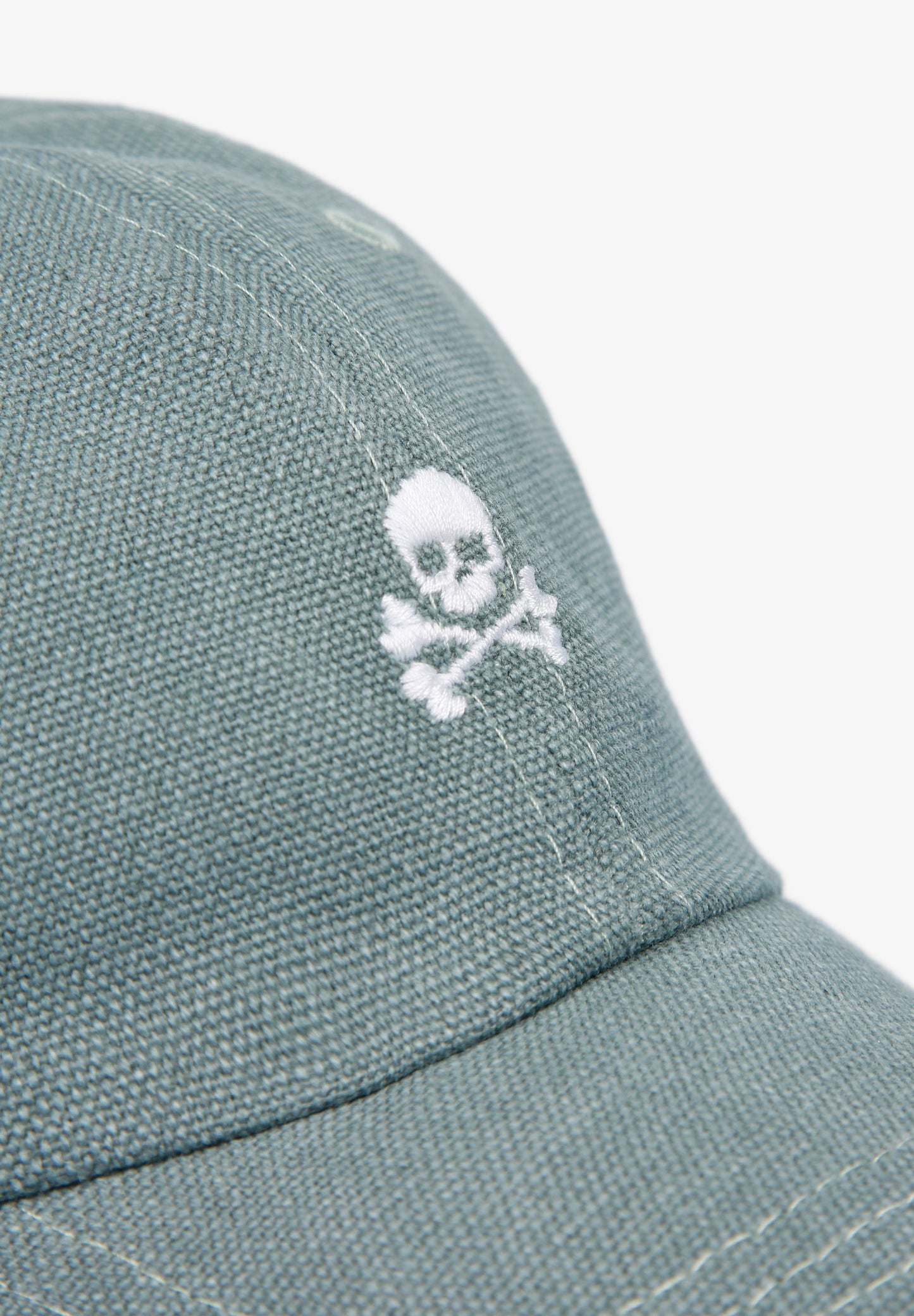 GORRA CALAVERA BORDADA CONTRASTE