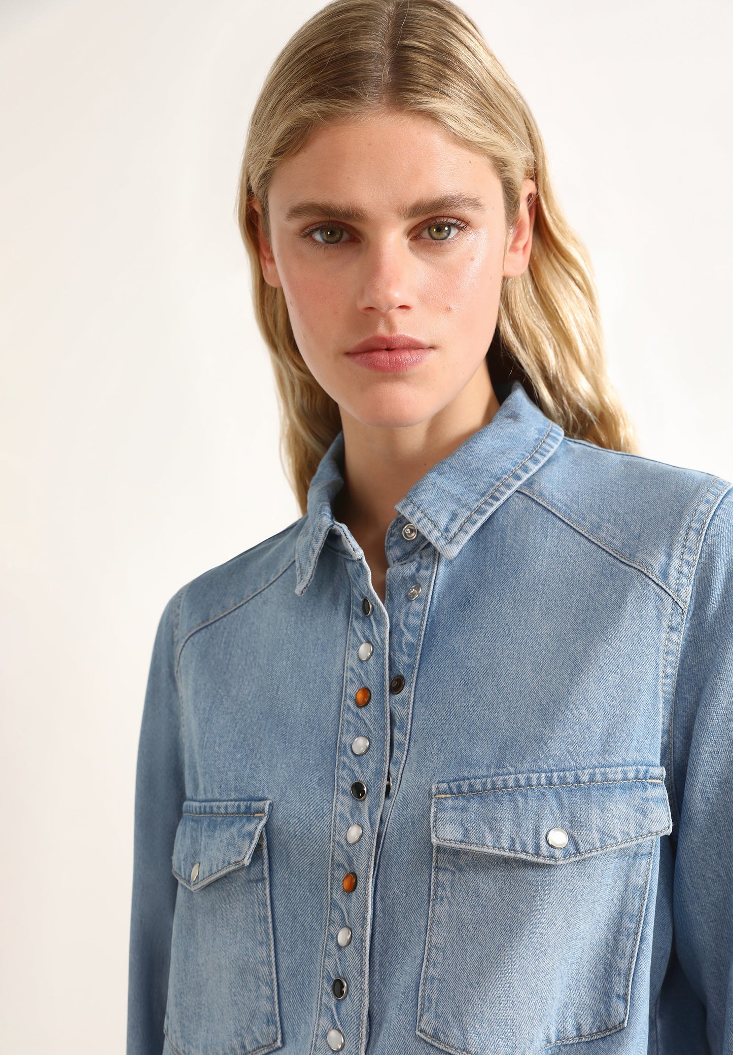 CAMISA DENIM TACHAS