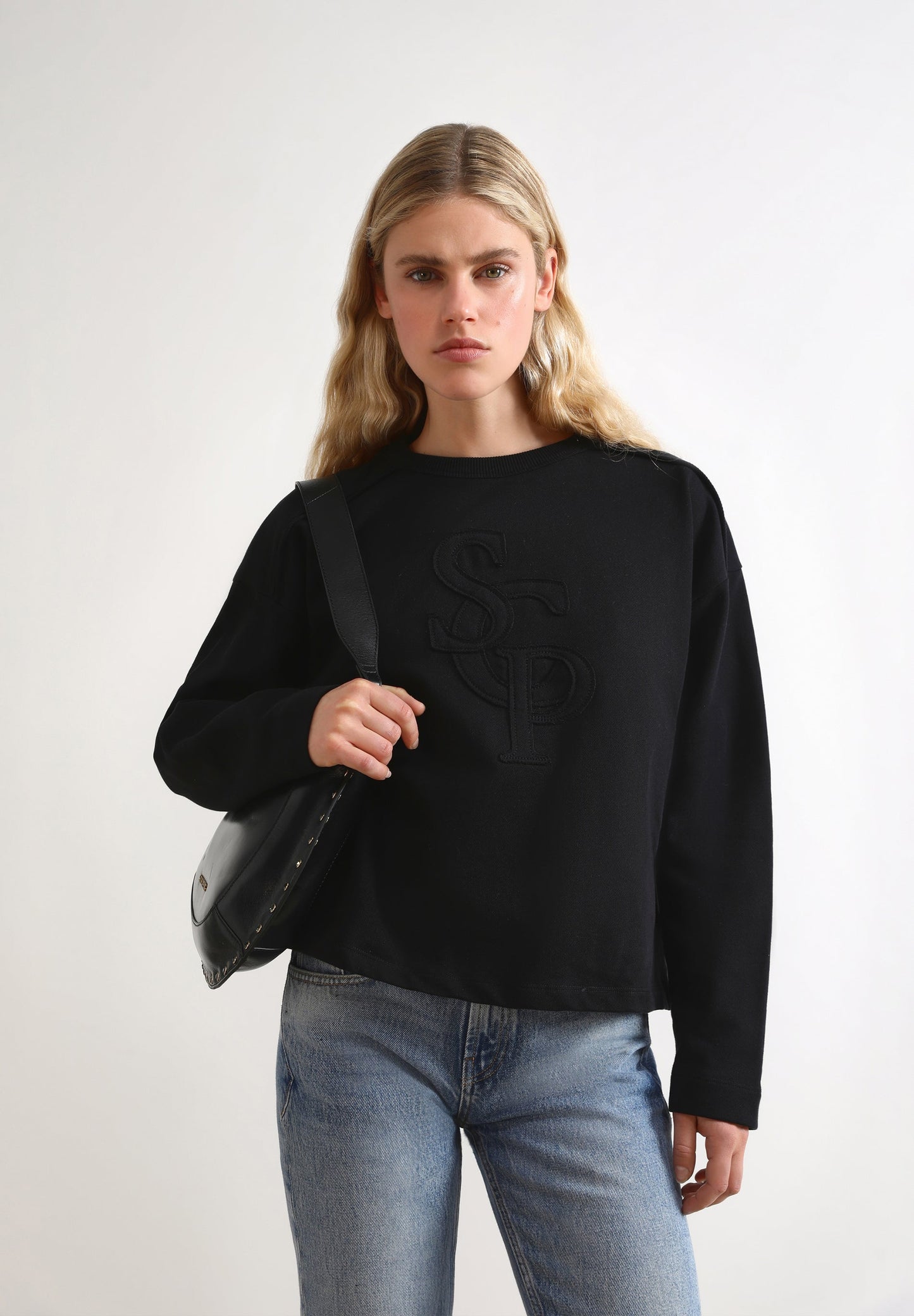 SUDADERA PARCHE BORDADO FRONTAL