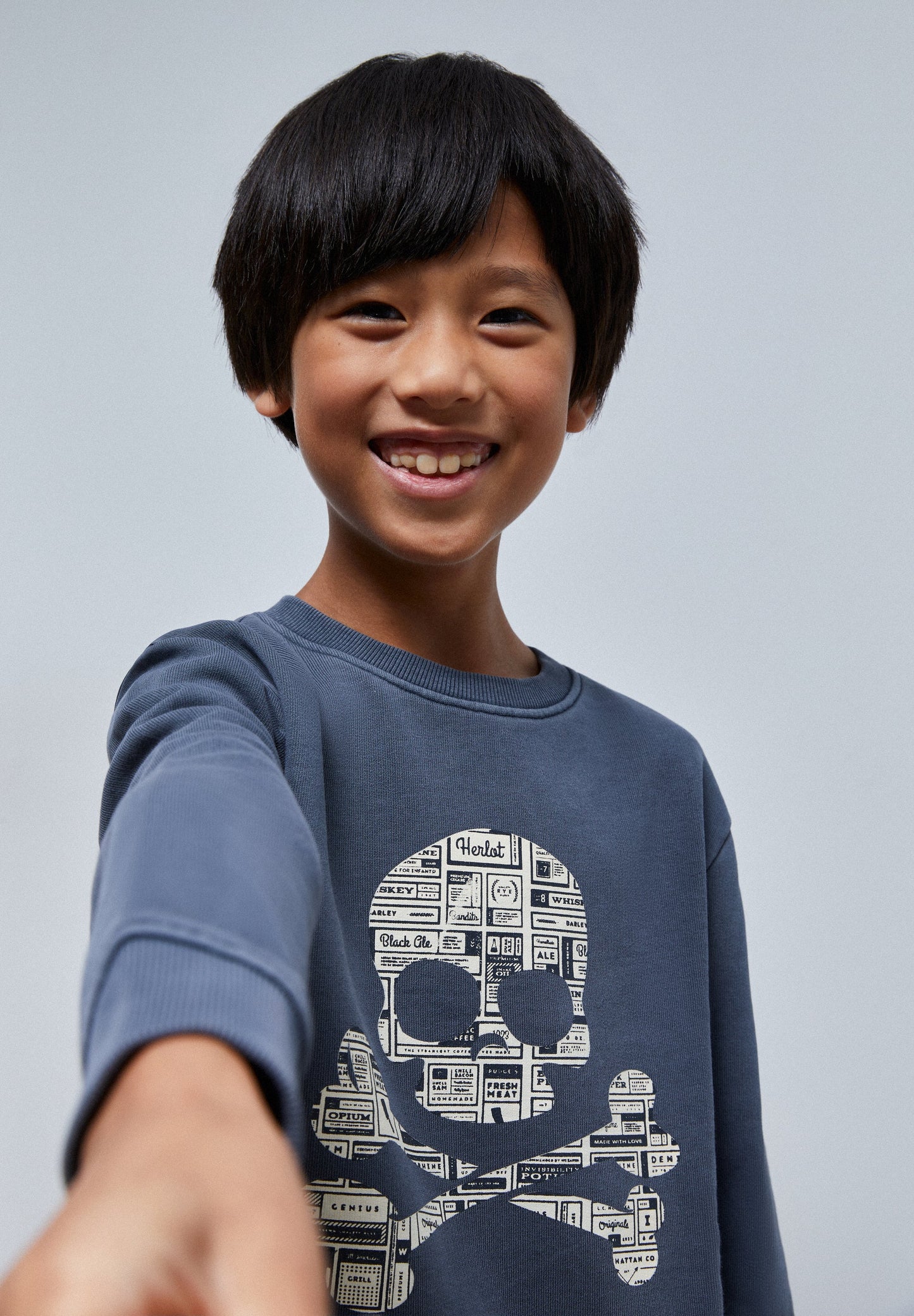 SUDADERA CALAVERA TEXTO PERIÓDICO