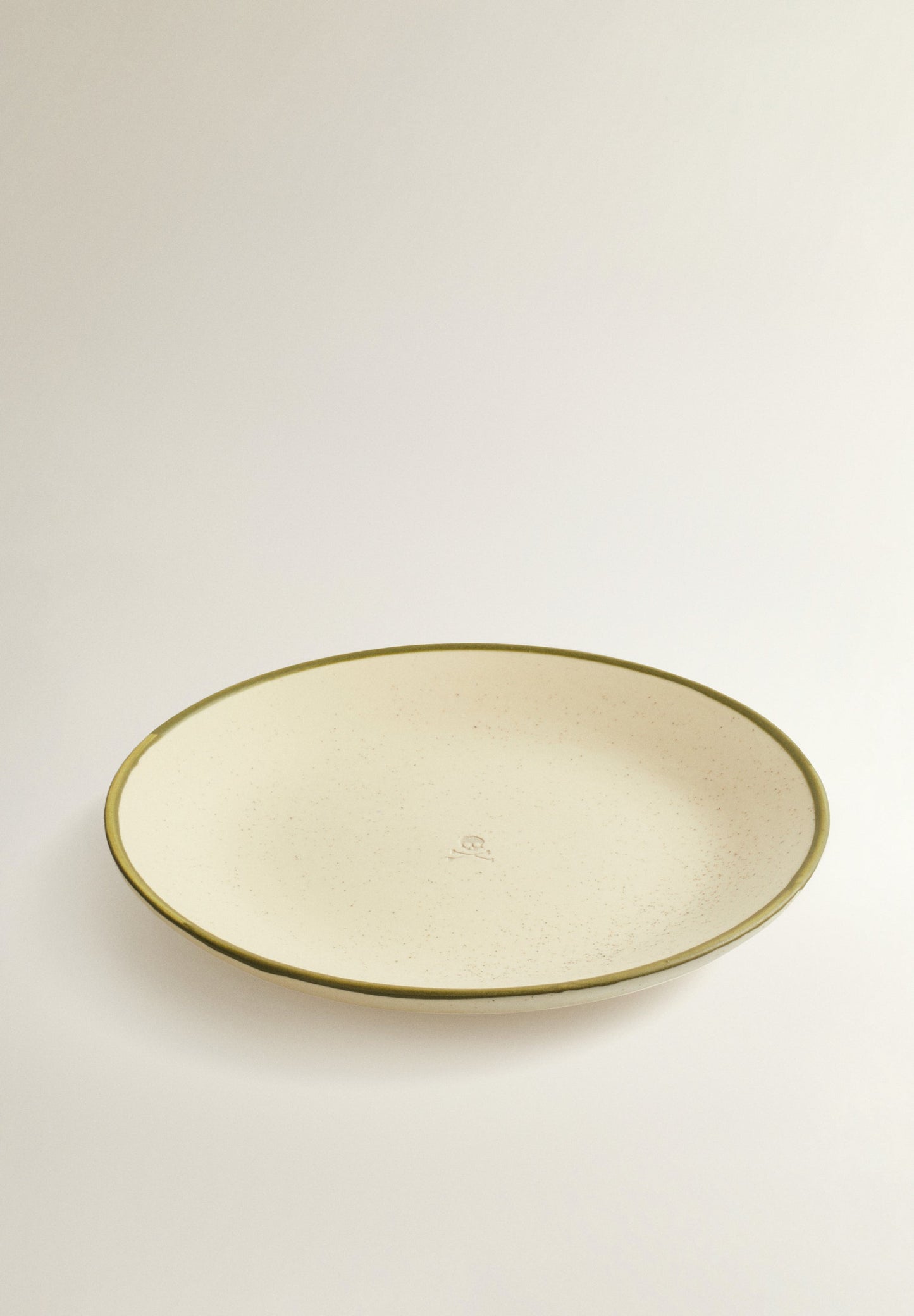 PLATO LLANO DETALLE CONTRASTE FILO