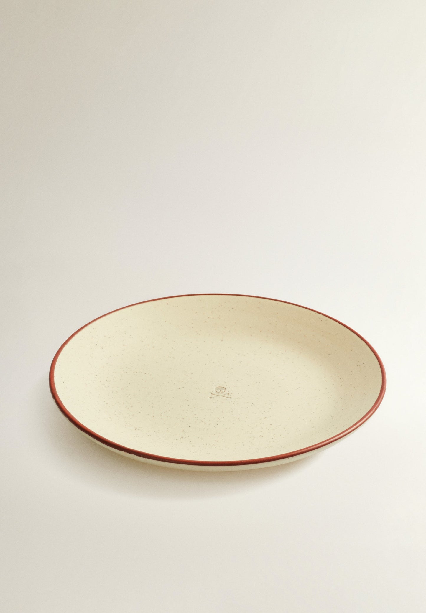 PLATO LLANO DETALLE CONTRASTE FILO