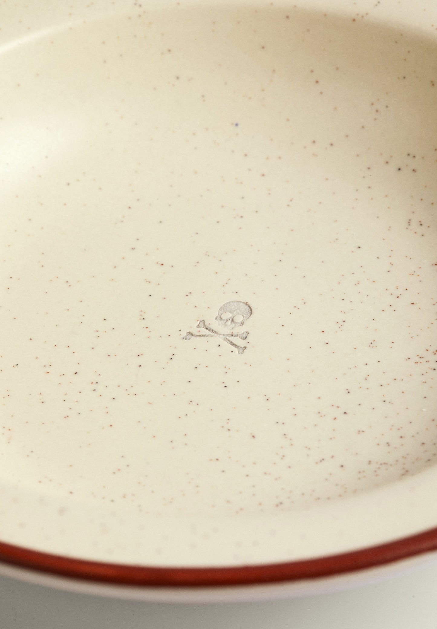 PLATO HONDO DETALLE CONTRASTE FILO