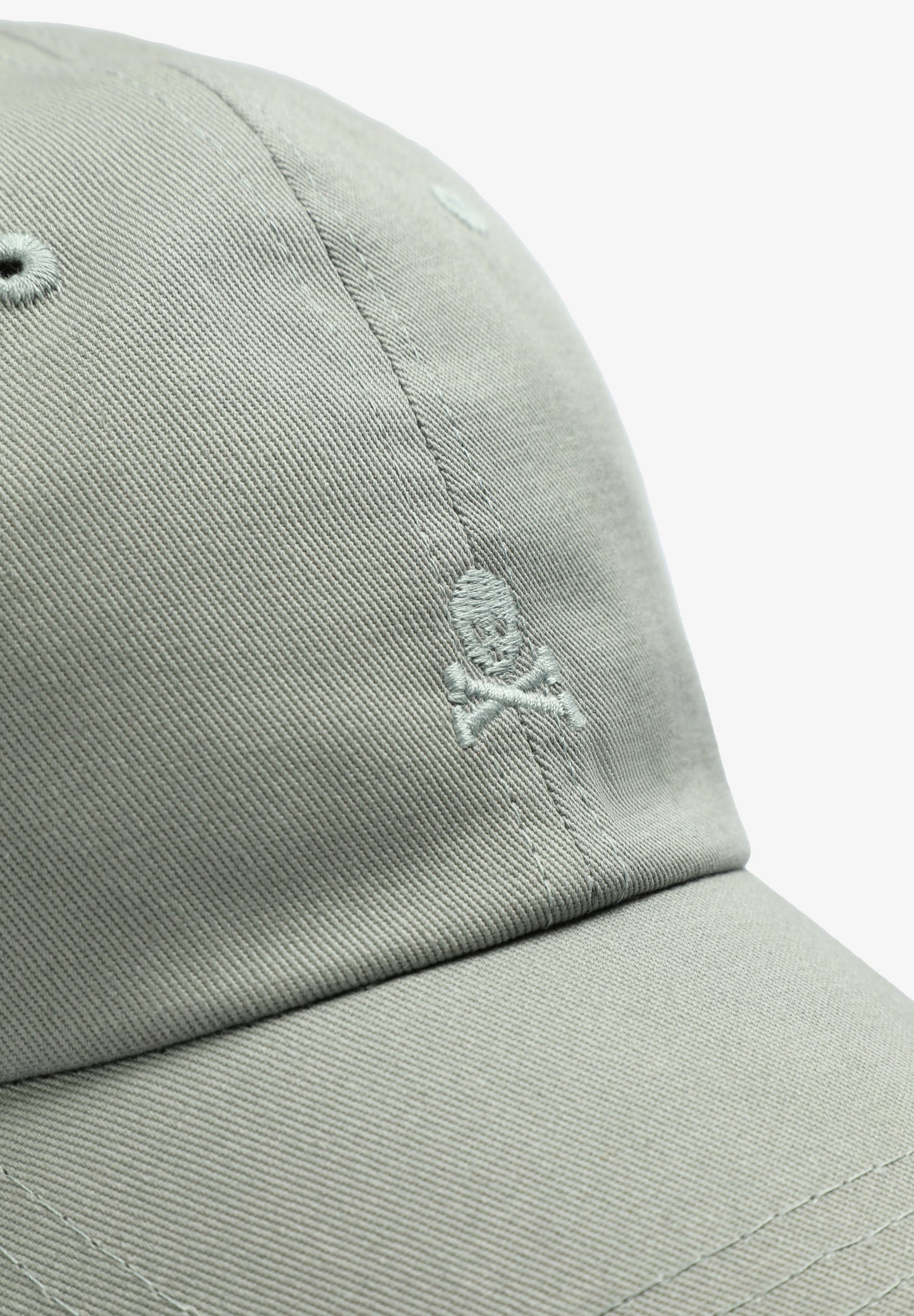 GORRA CALAVERA BORDADA TONO