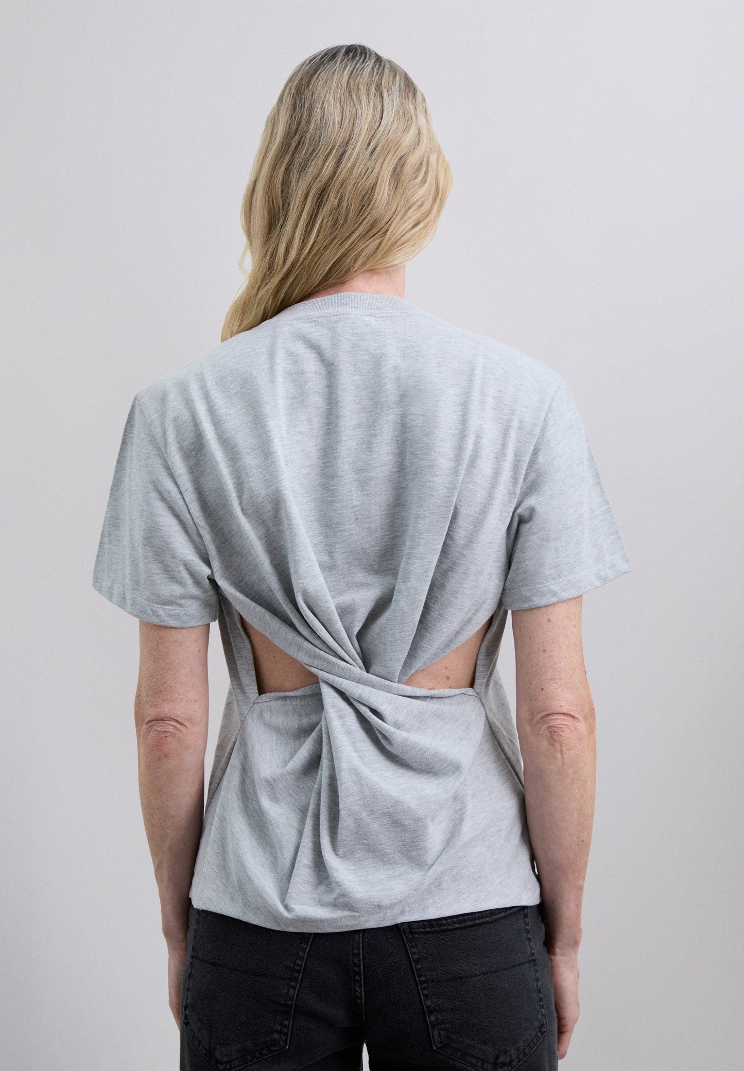 CAMISETA NUDO TRASERO