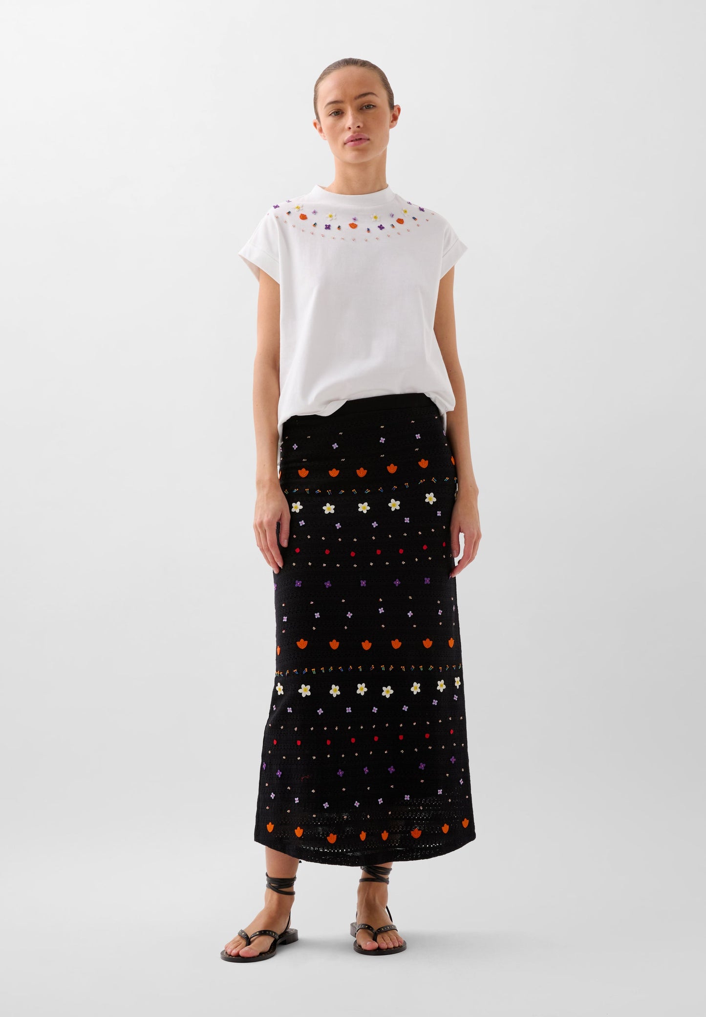 TOP CROPPED DETALLES BORDADOS