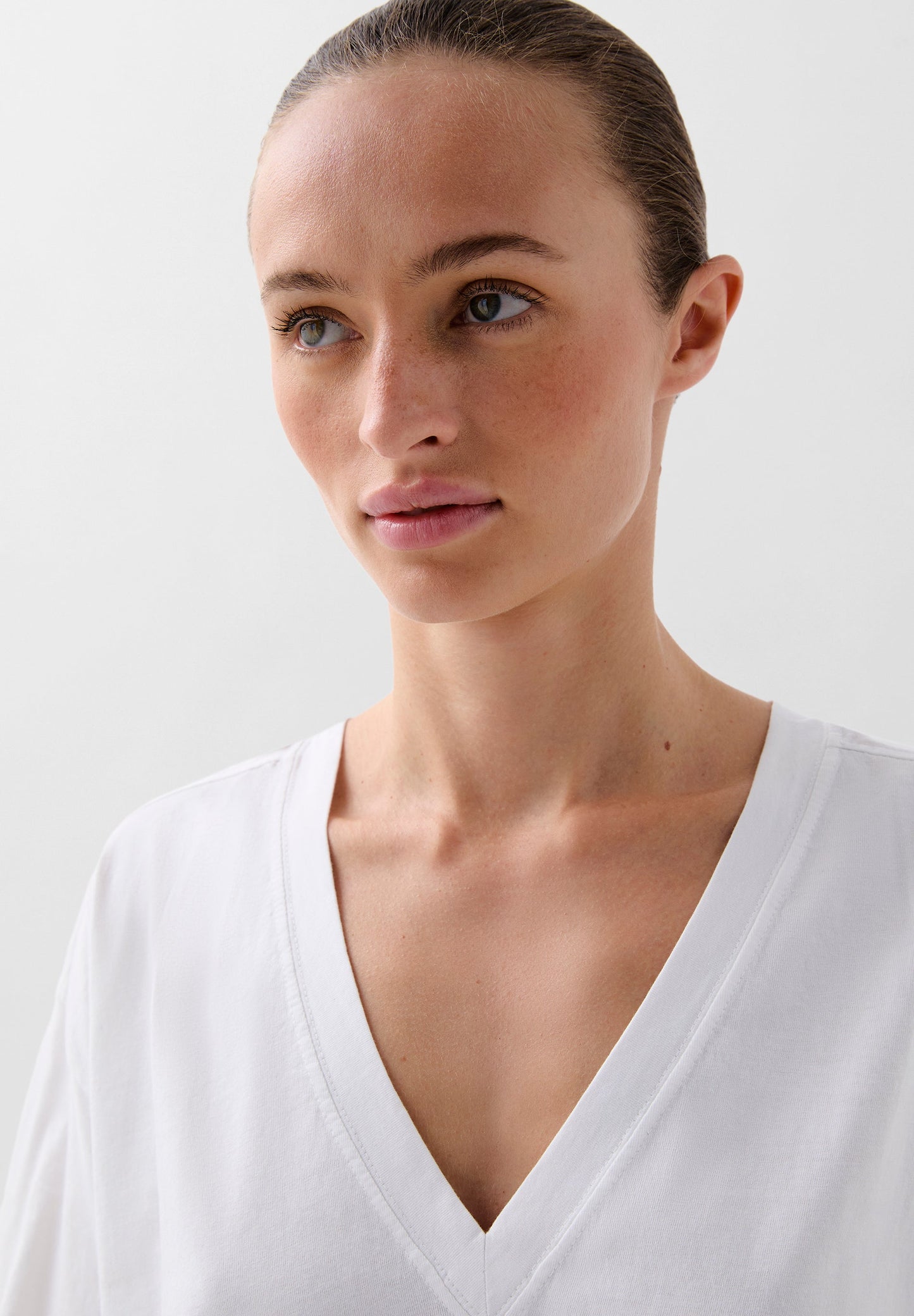 CAMISETA BÁSICA ESCOTE V