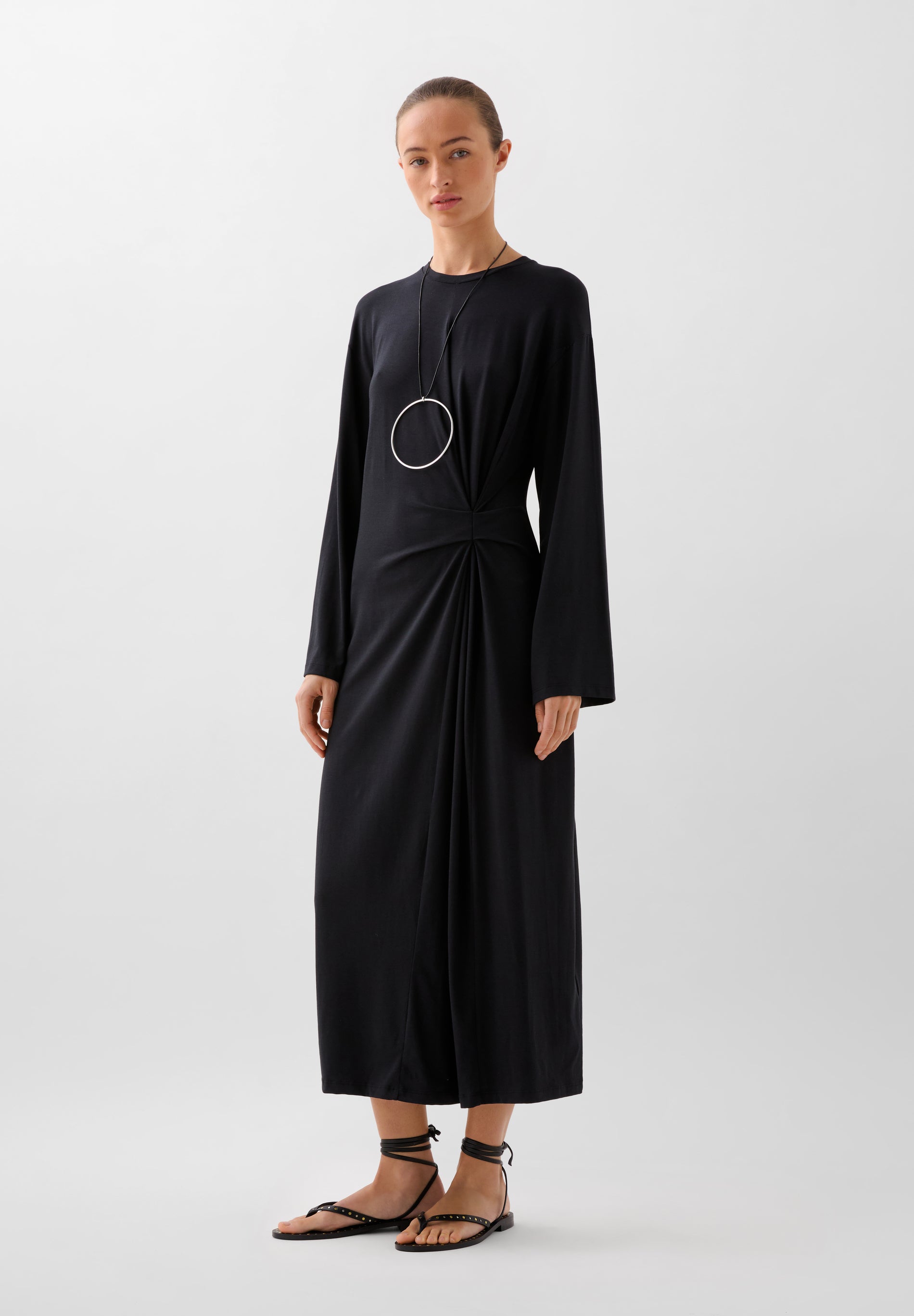 VESTIDO FLUIDO DETALLE NUDO