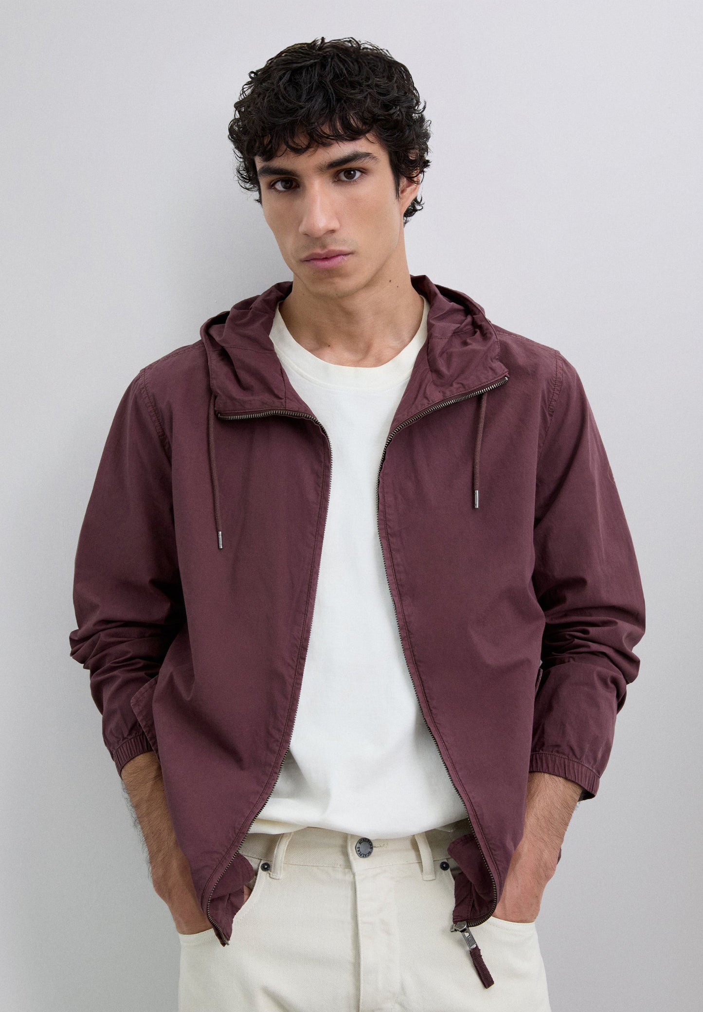 CHAQUETA LIGERA CAPUCHA