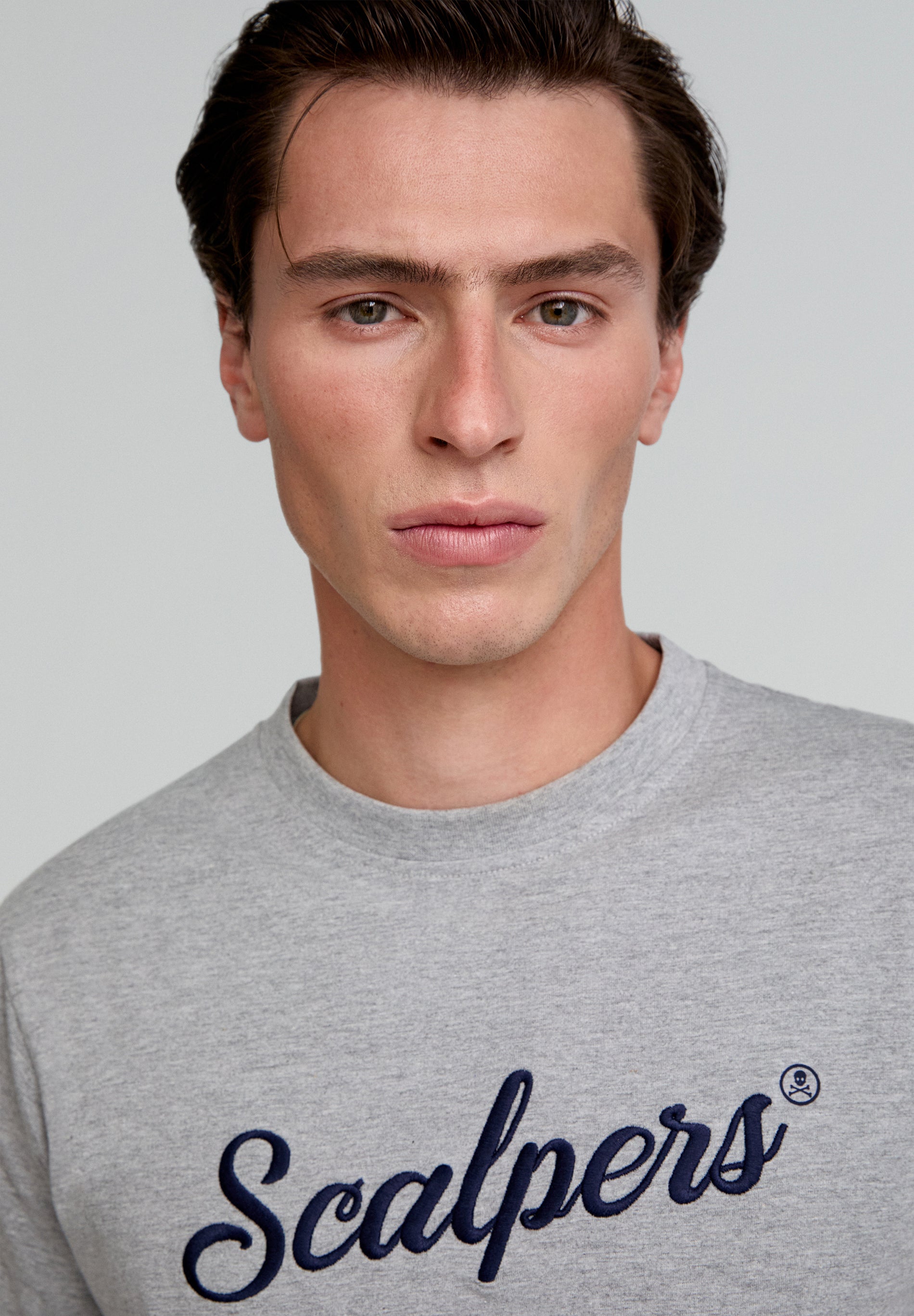 CAMISETA LOGO BORDADO