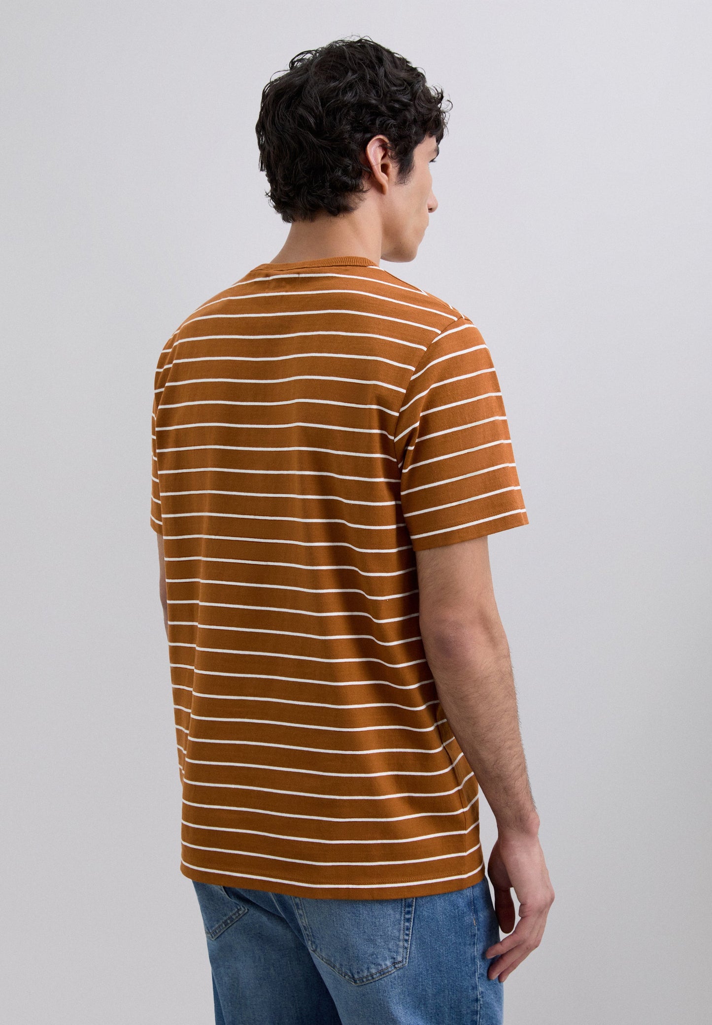CAMISETA ESTAMPADA RAYAS LOGO