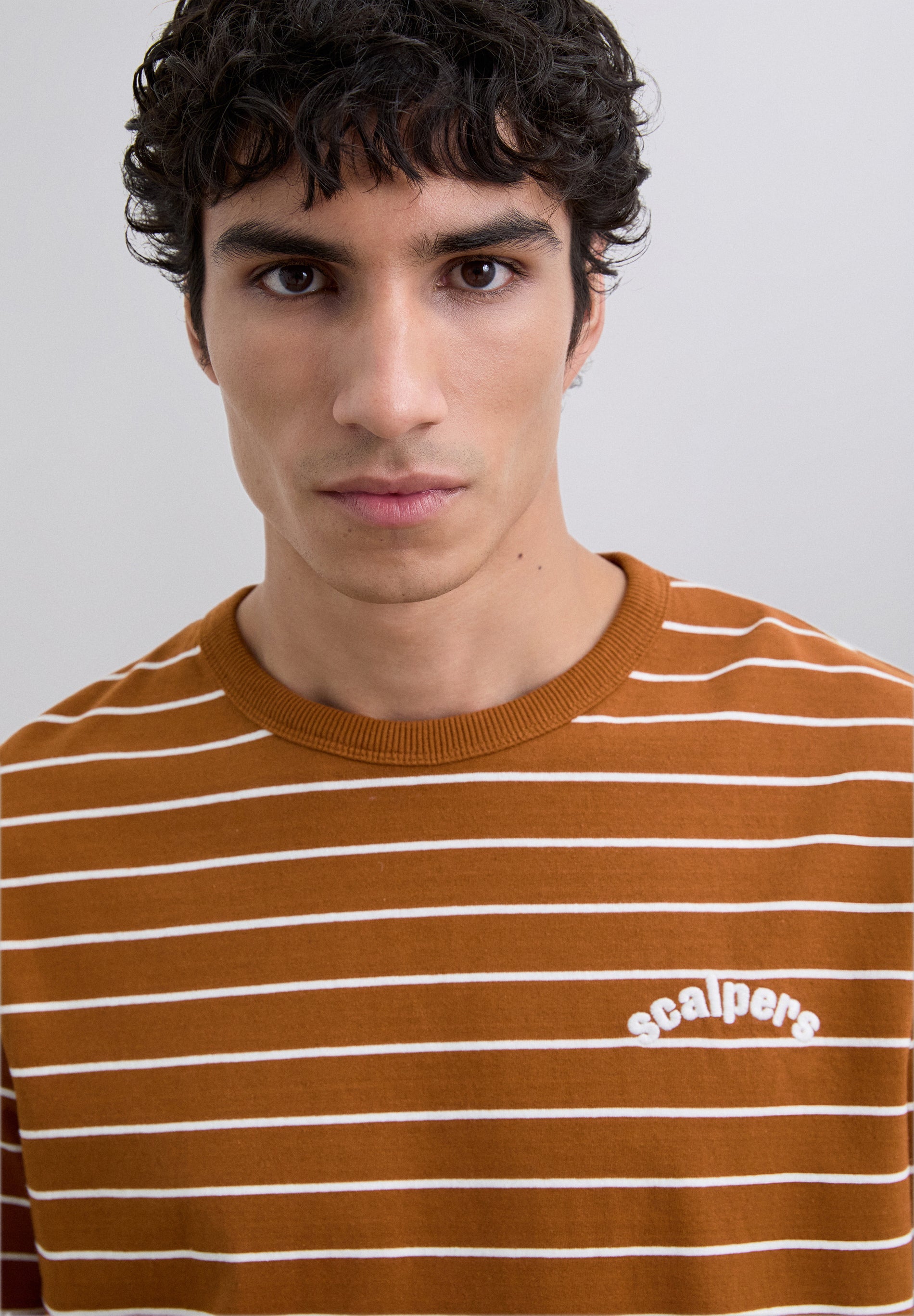 CAMISETA ESTAMPADA RAYAS LOGO