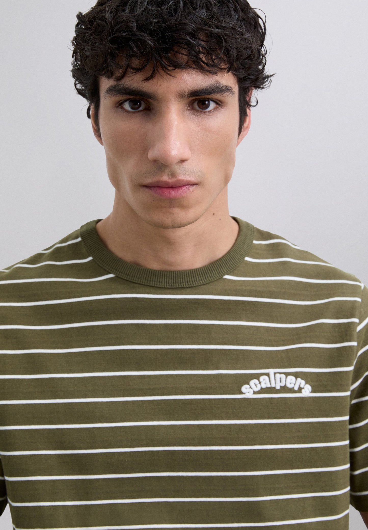 CAMISETA ESTAMPADA RAYAS LOGO