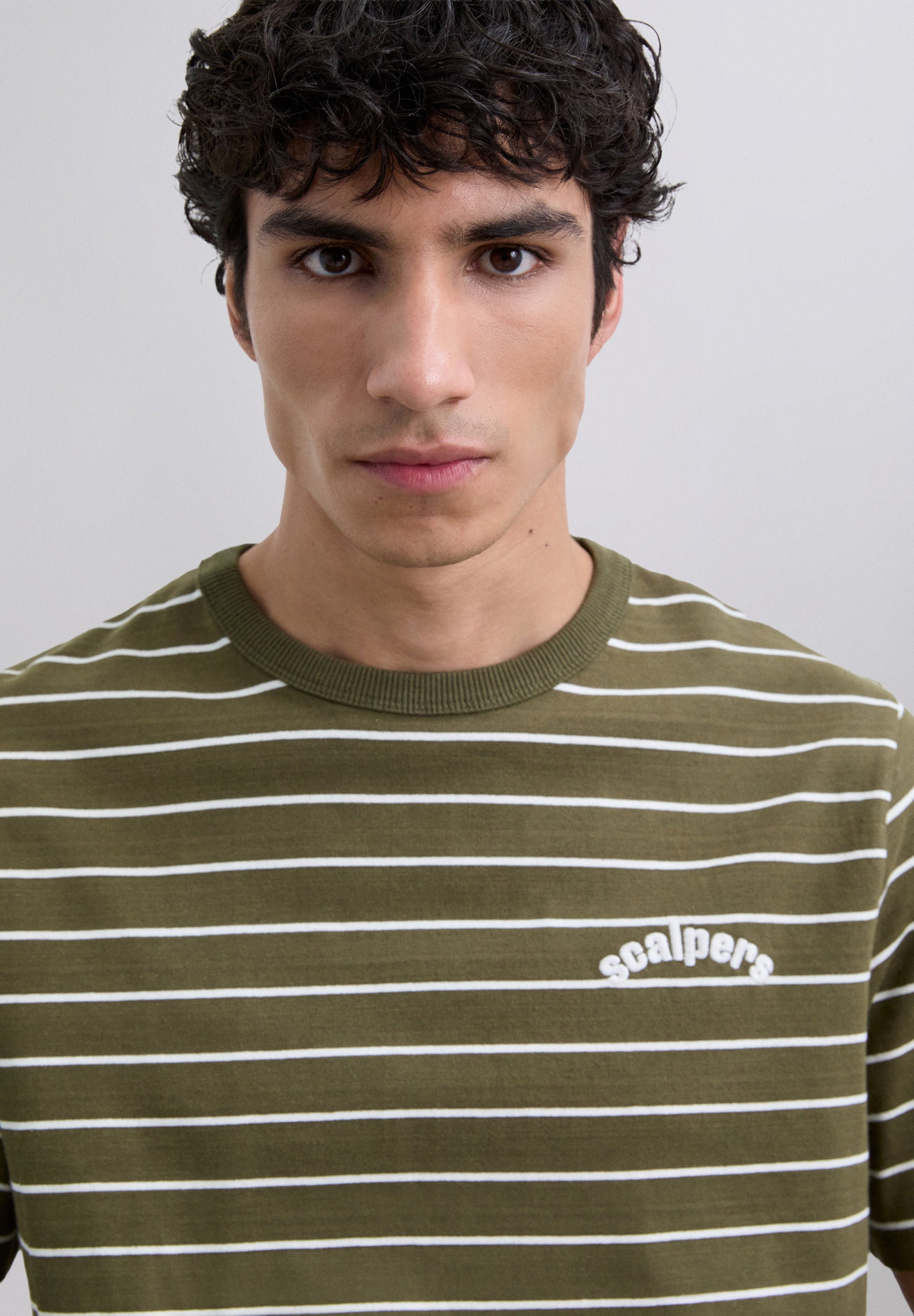 CAMISETA ESTAMPADA RAYAS LOGO