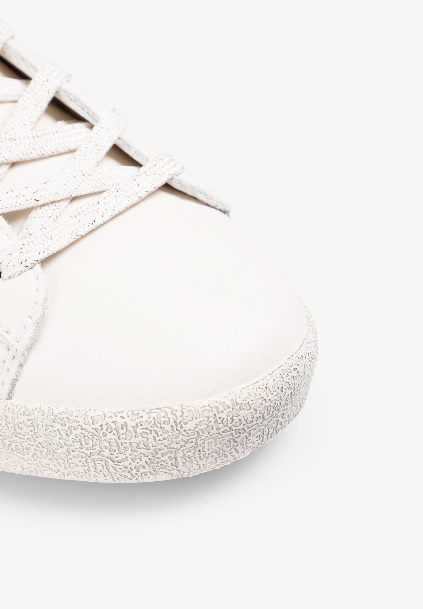 SNEAKERS TACHUELAS PIEL CALAVERA