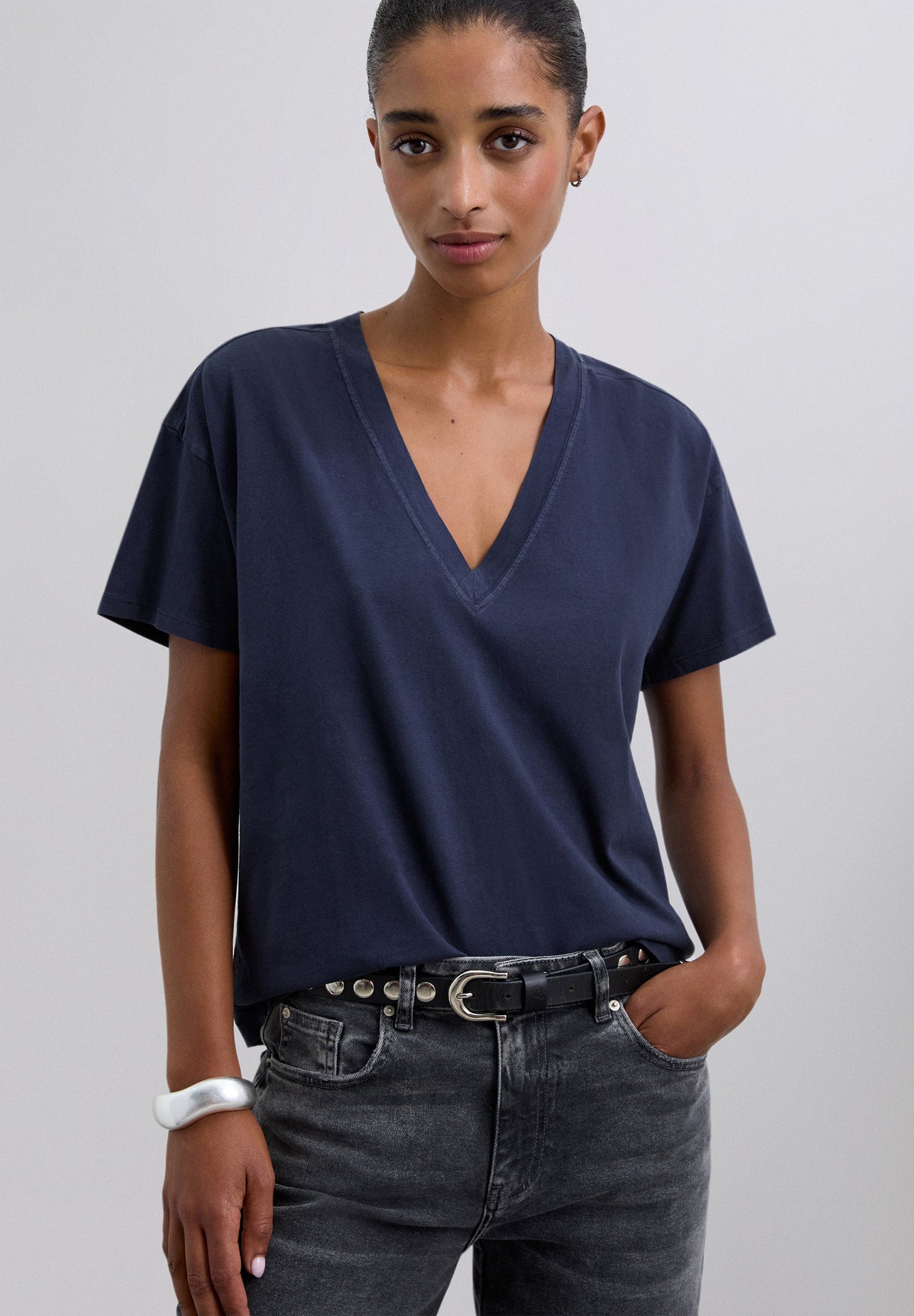 CAMISETA BÁSICA CUELLO PICO