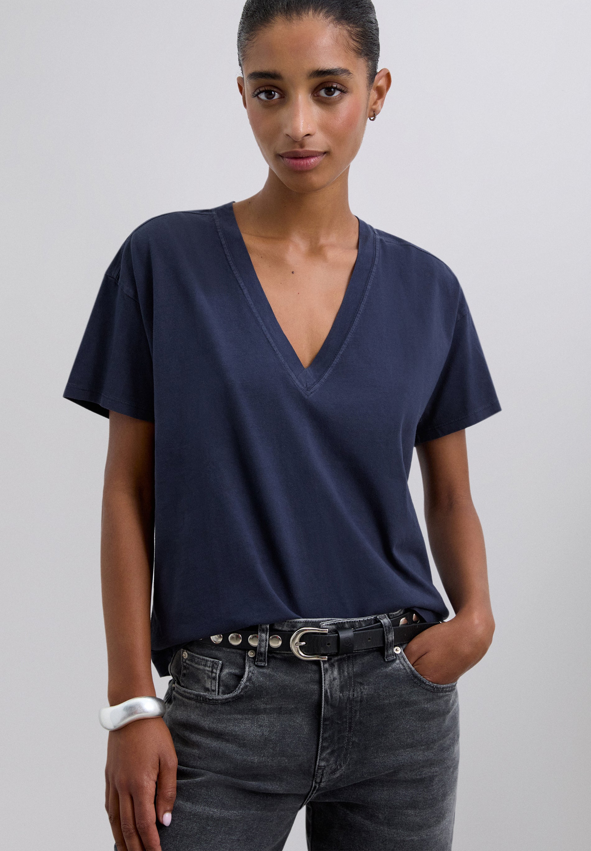 CAMISETA BÁSICA CUELLO PICO