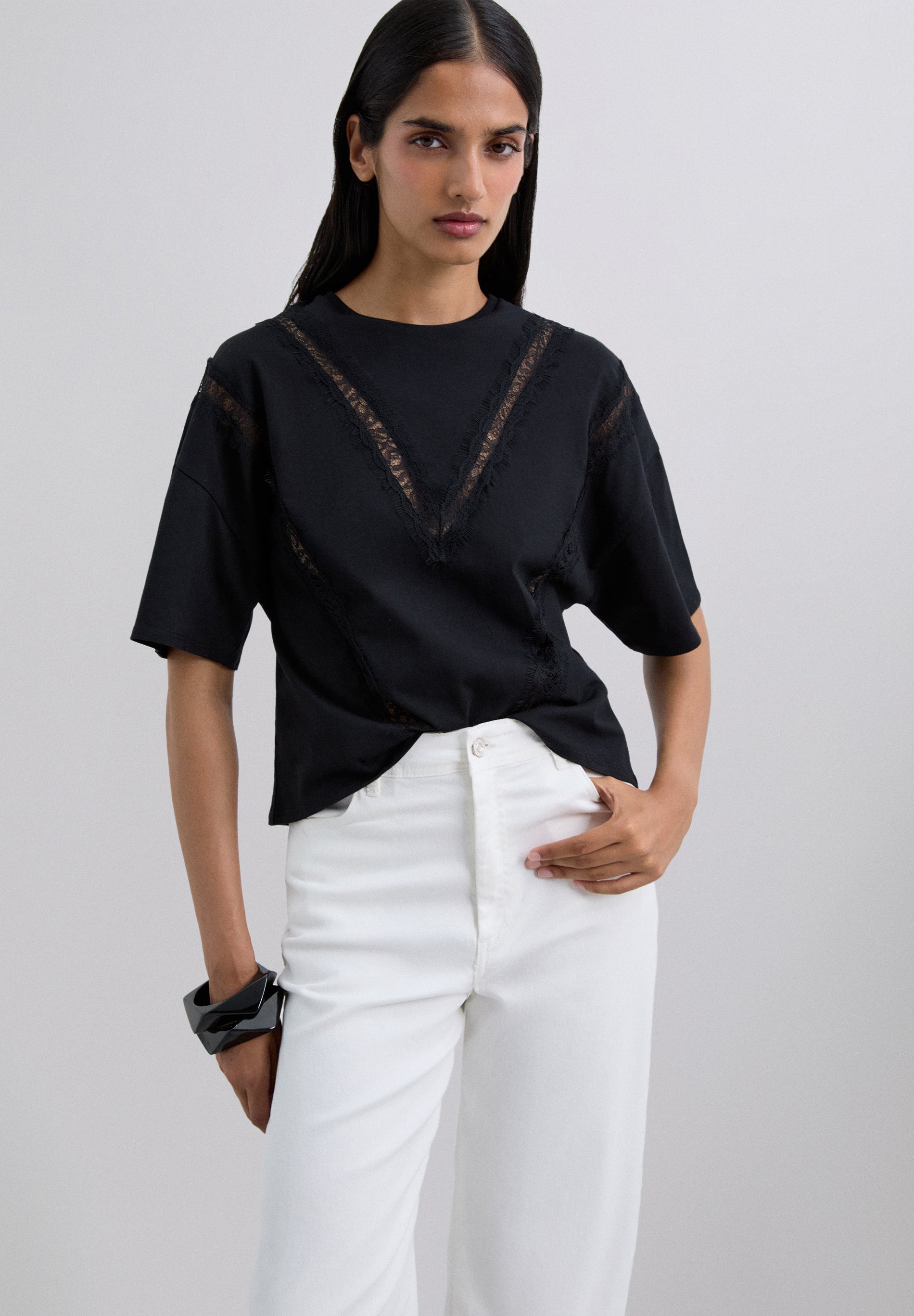 CAMISETA CON DETALLE ENCAJE