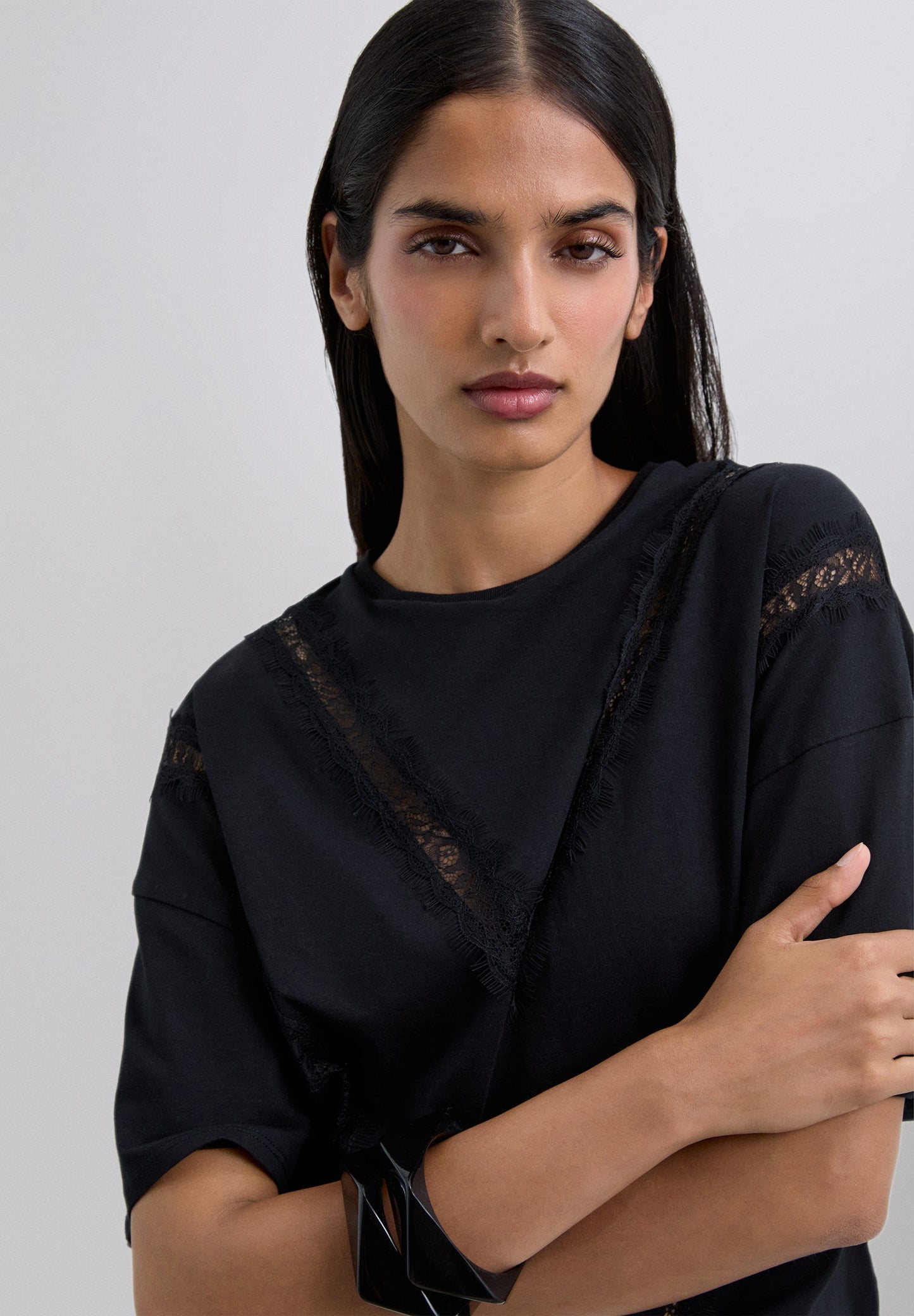 CAMISETA CON DETALLE ENCAJE