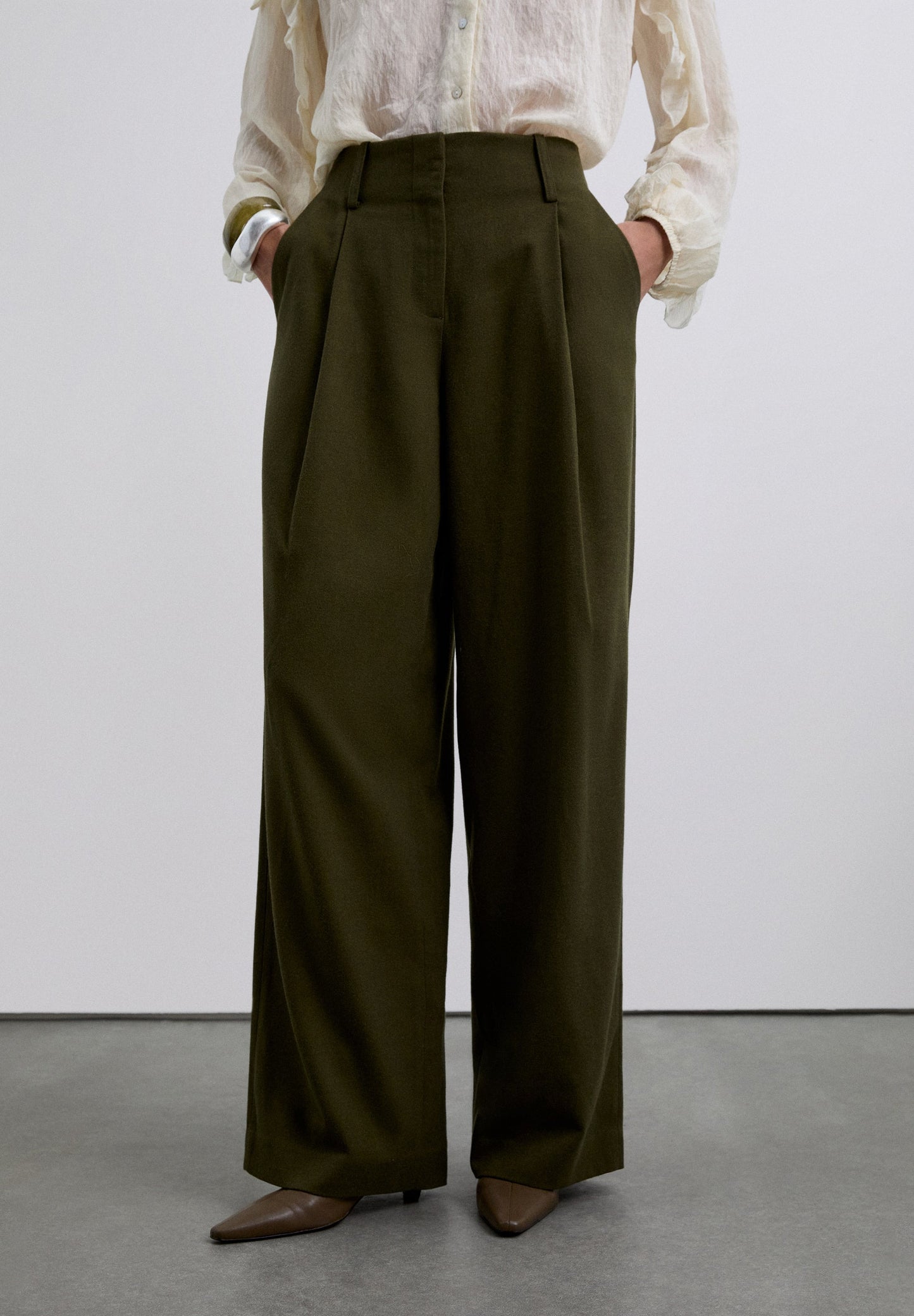 PANTALÓN PINZAS BOLSILLOS