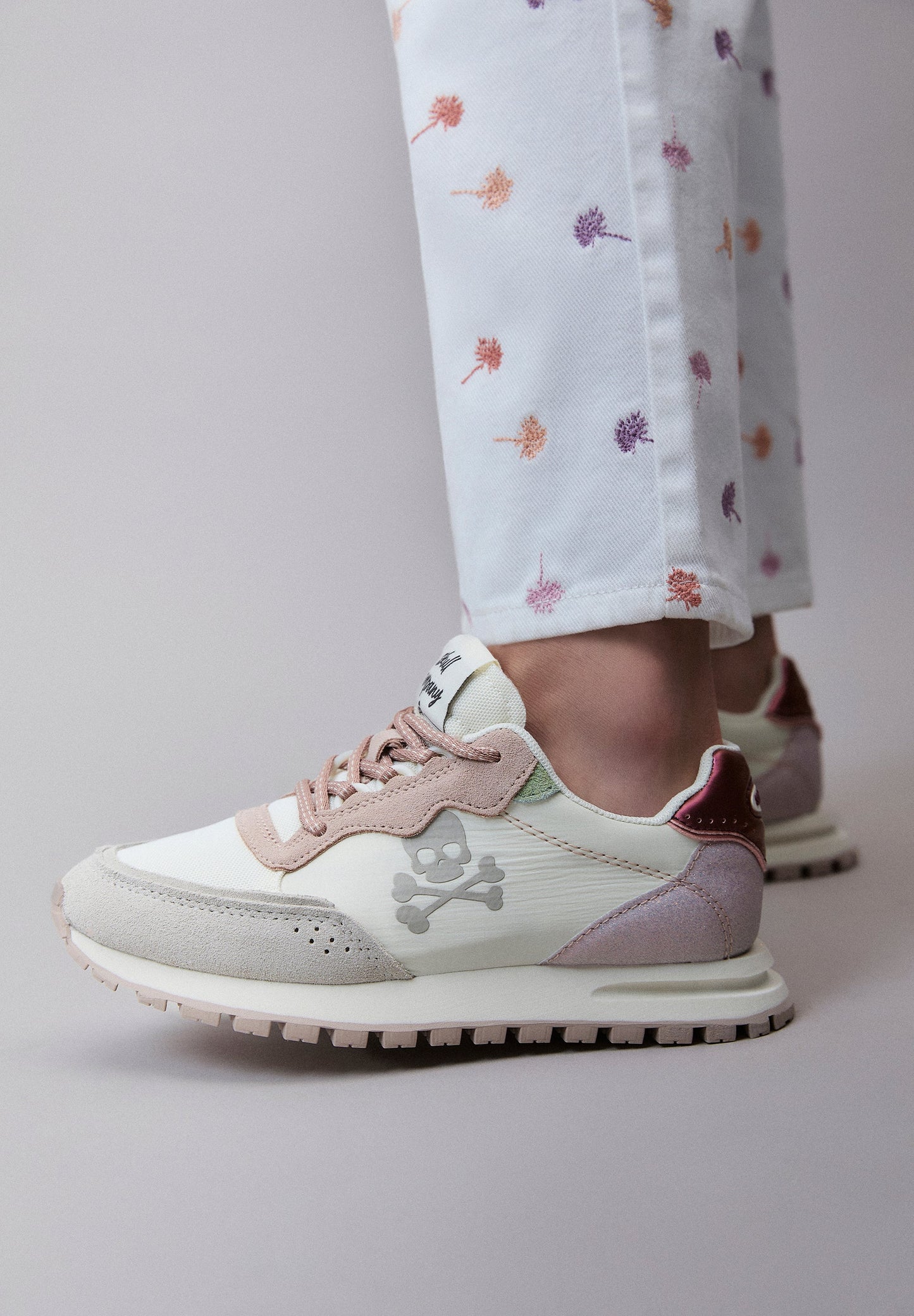 SNEAKERS CALAVERA SUELA PRONUNCIADA