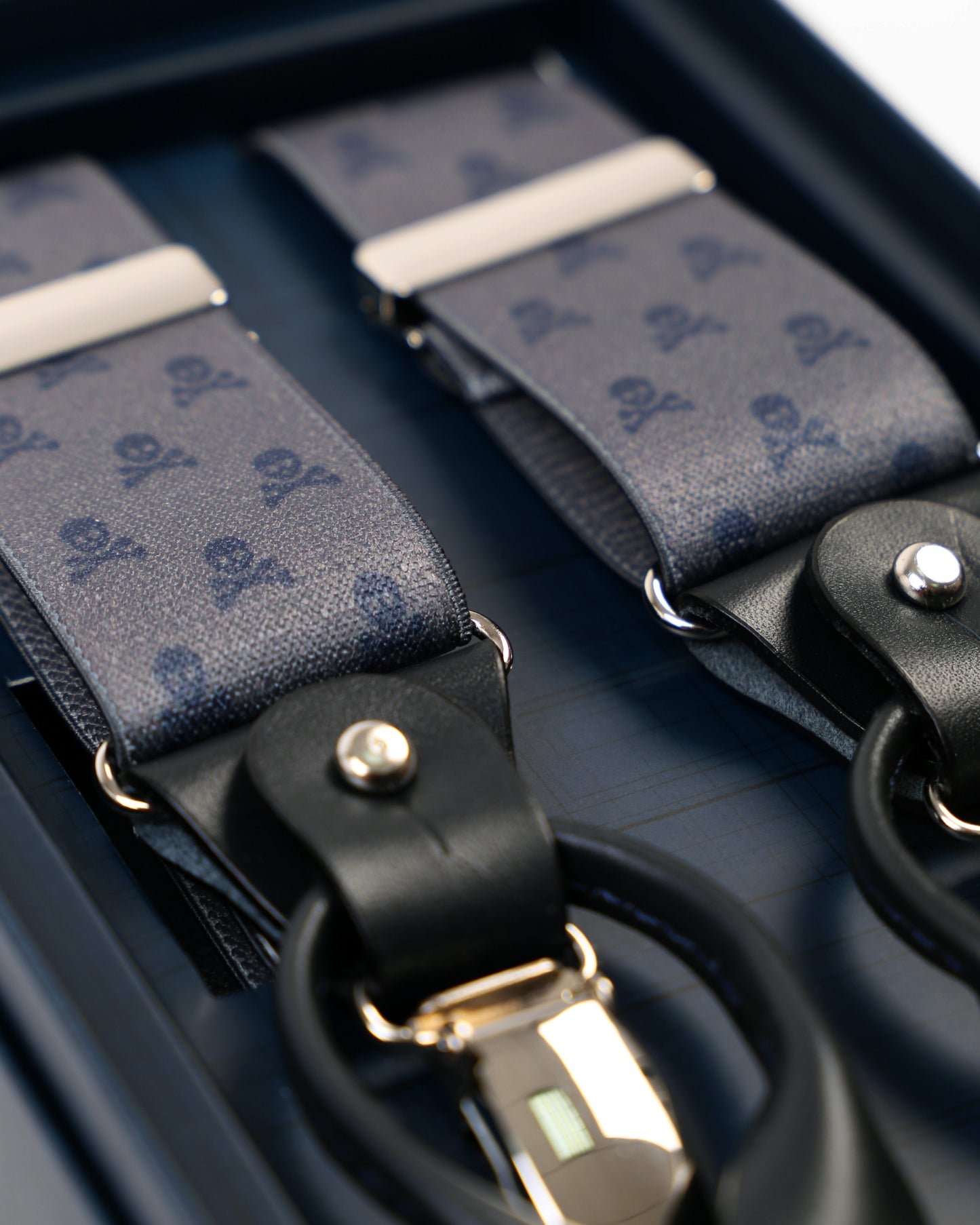 SKULL SUSPENDERS GREY