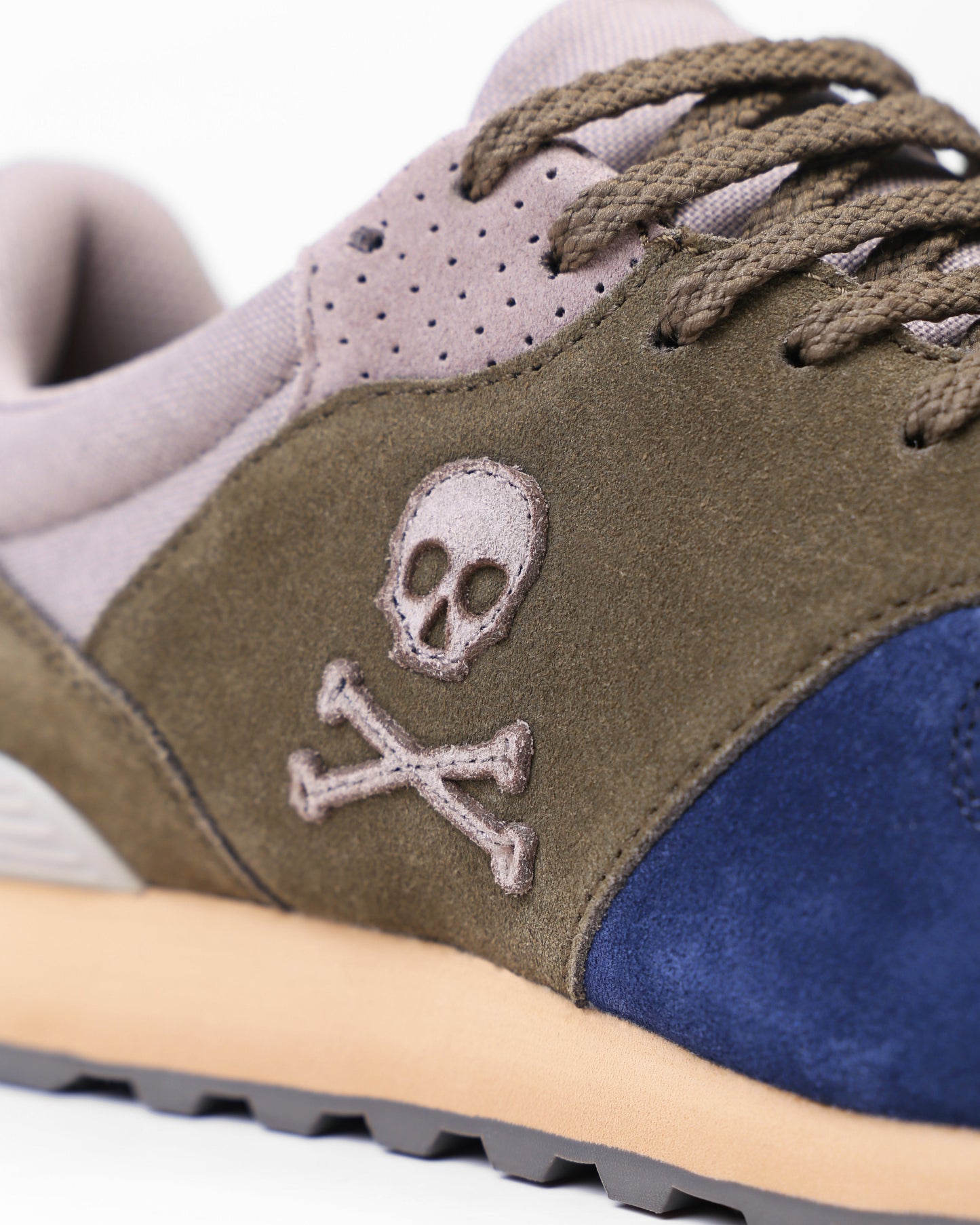 SNEAKERS COMBINADA CALAVERA BORDADA