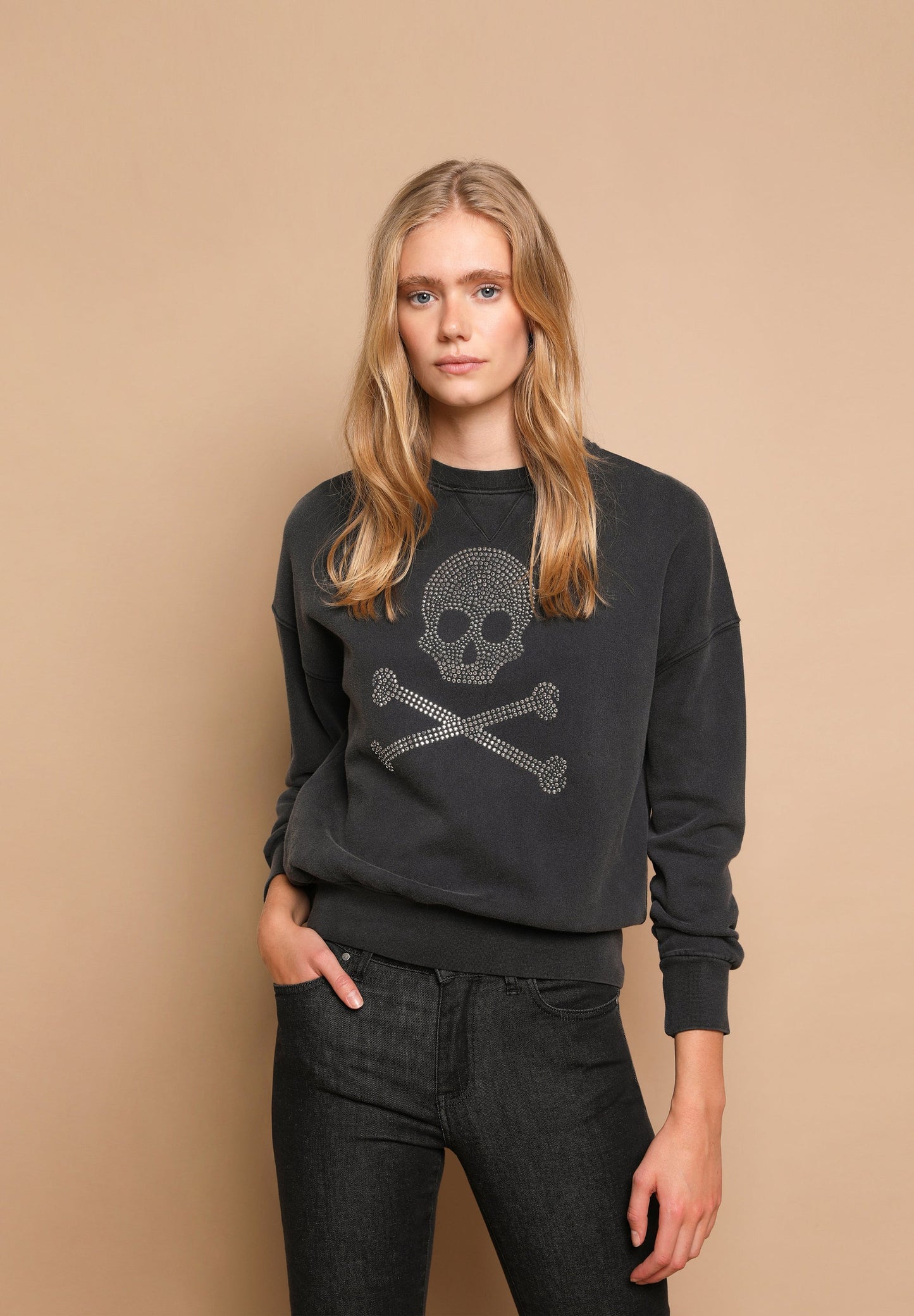 SUDADERA LOGO CALAVERA TACHUELAS