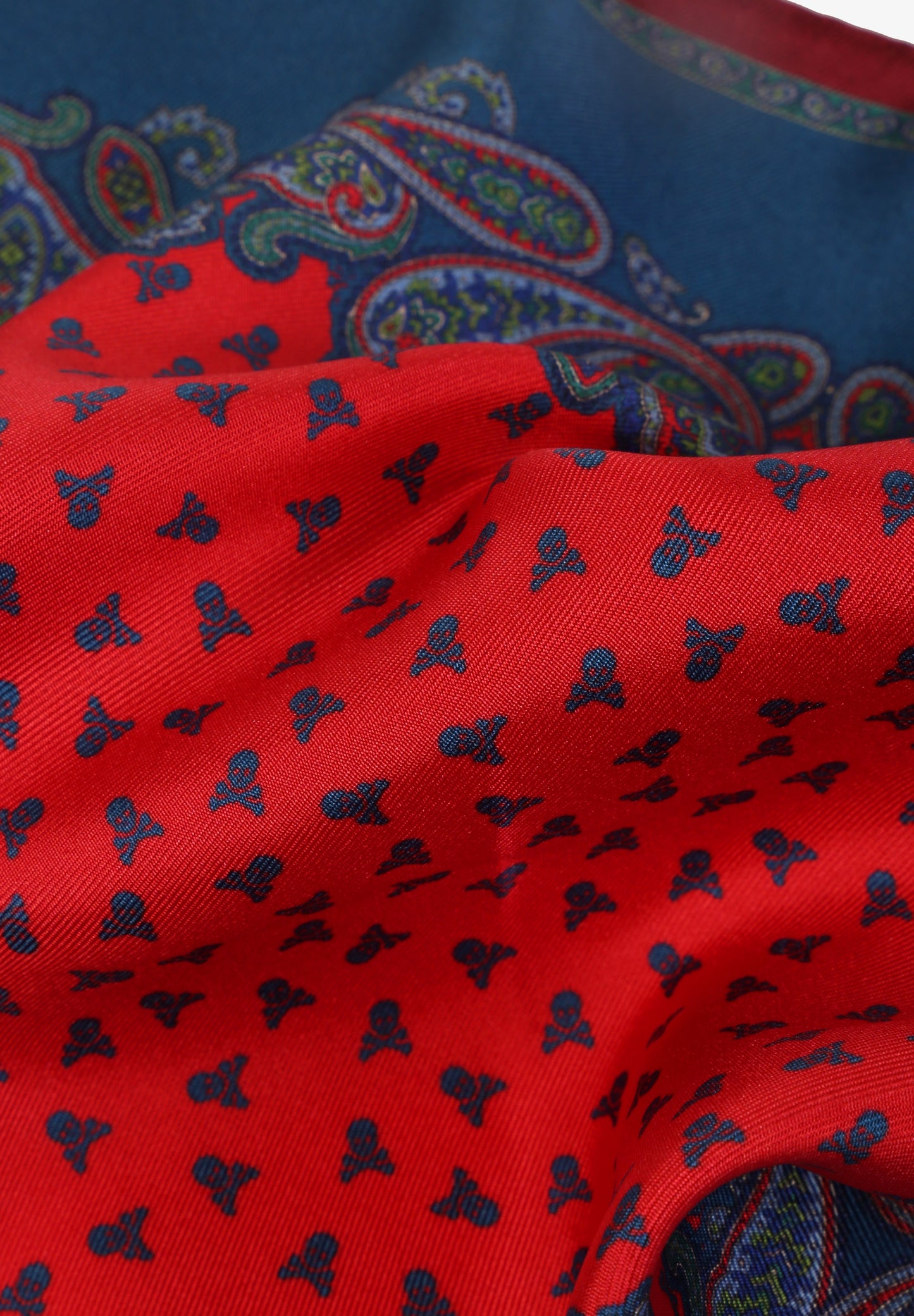 PAÑUELO ESTAMPADO CON LOGOS