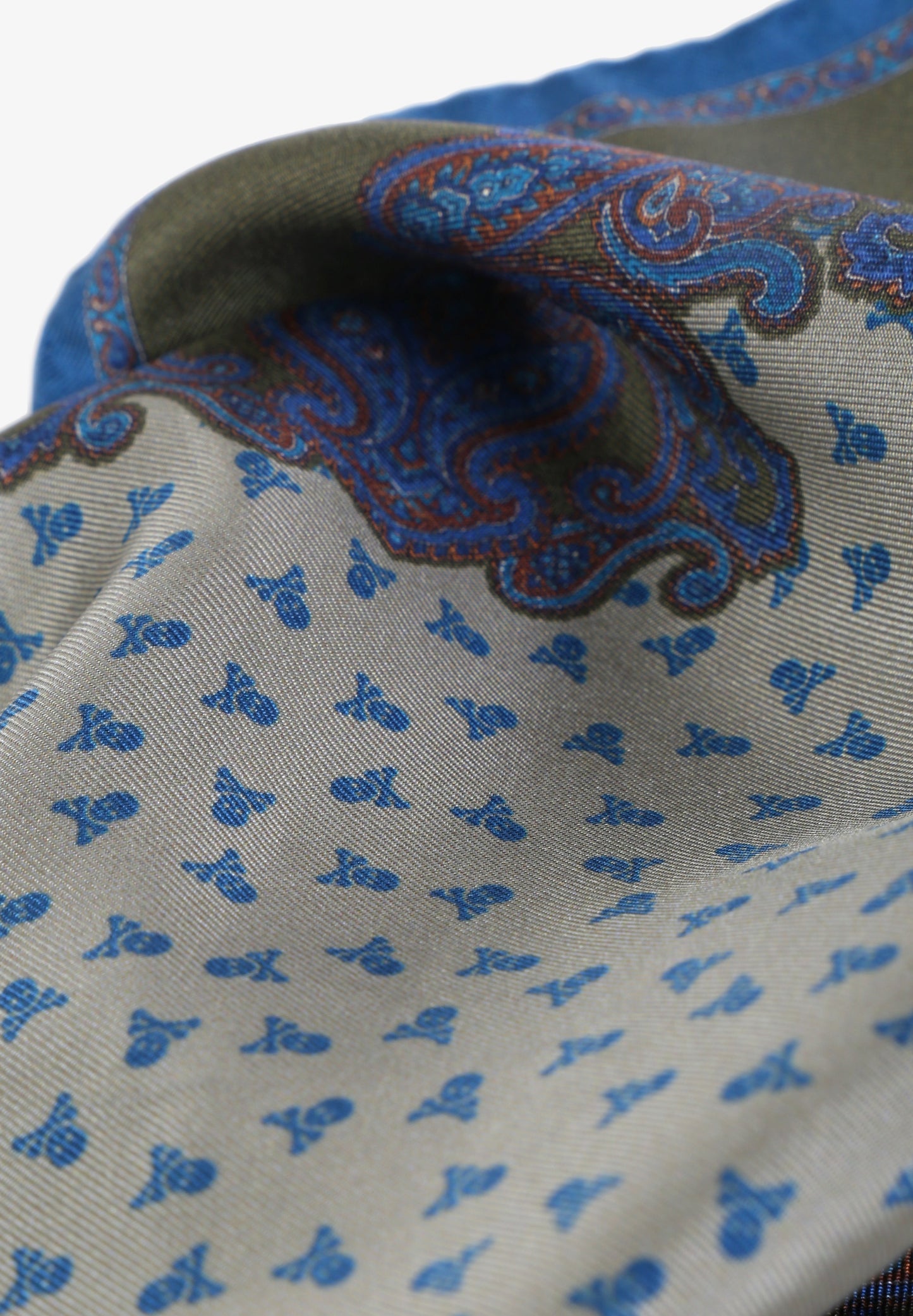 PAÑUELO ESTAMPADO CON LOGOS