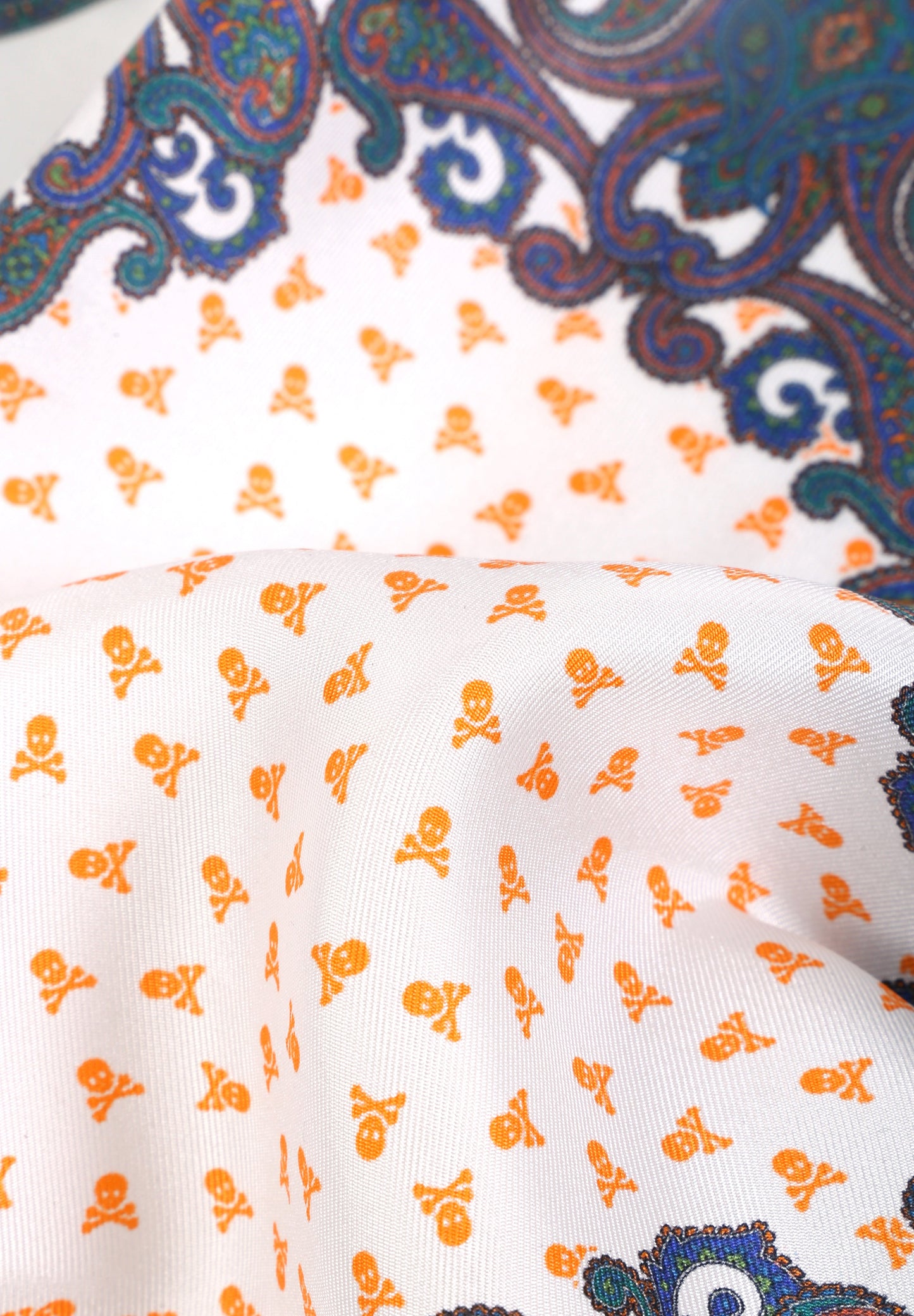PAÑUELO ESTAMPADO CON LOGOS