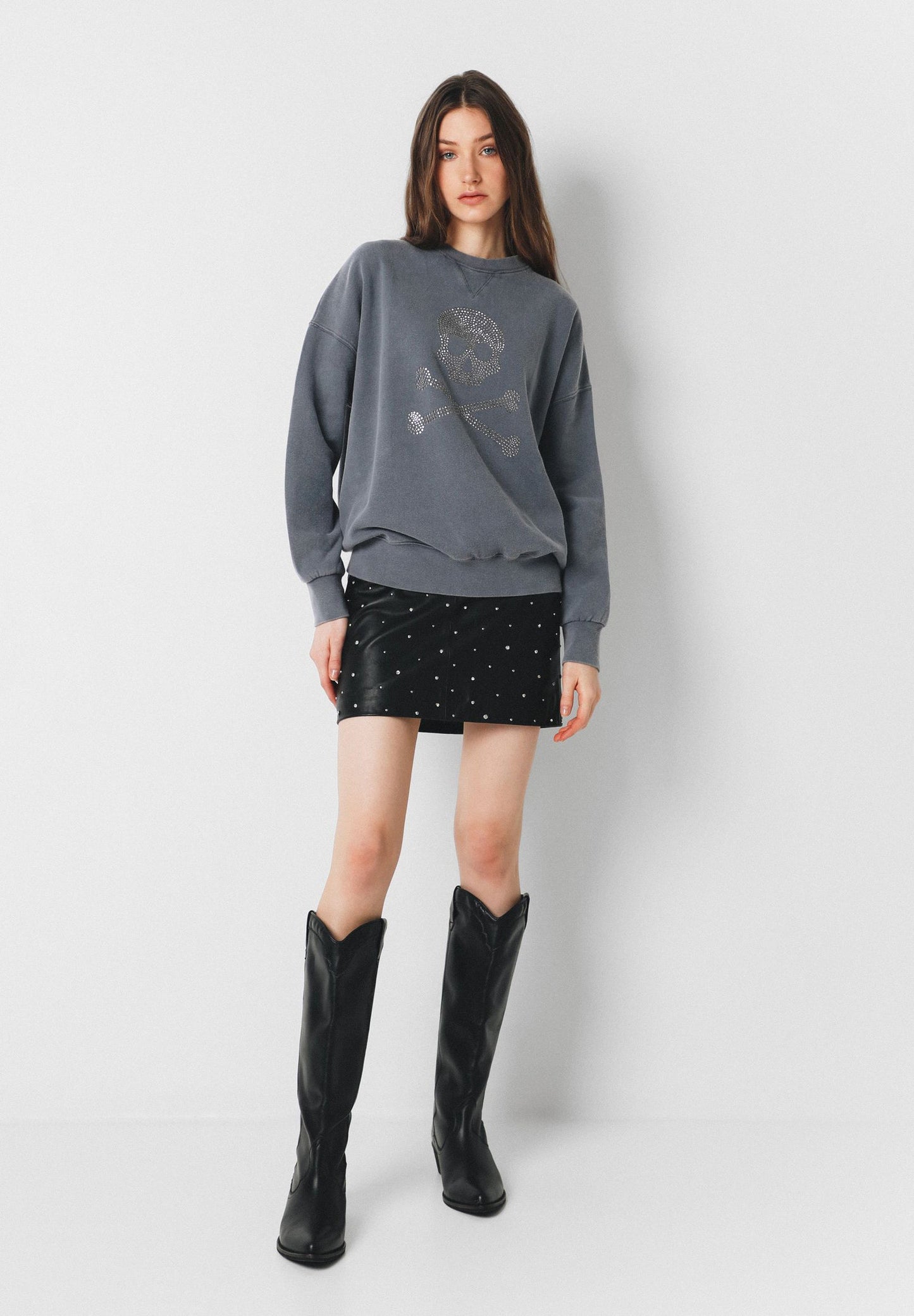 SUDADERA LOGO CALAVERA TACHUELAS