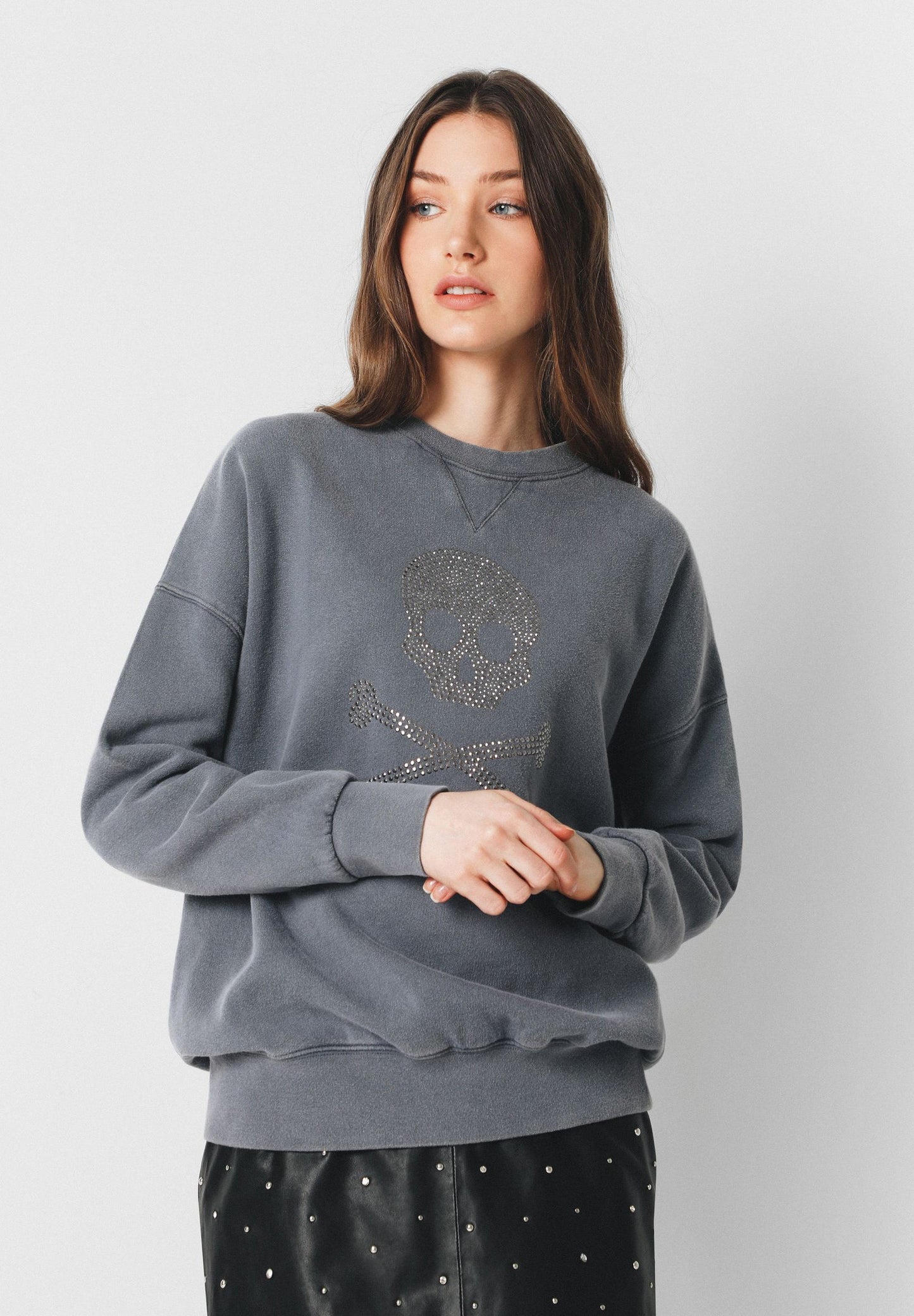 SUDADERA LOGO CALAVERA TACHUELAS