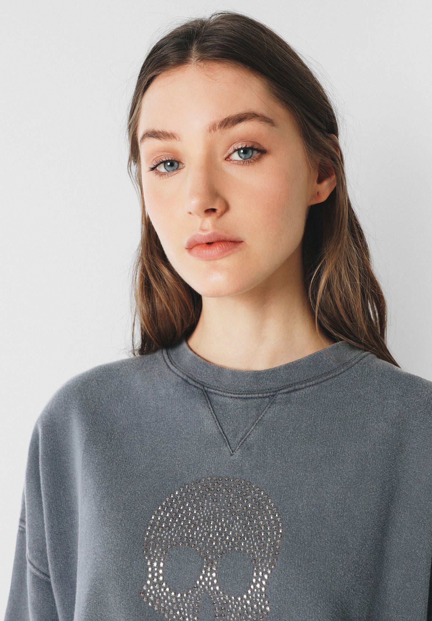 SUDADERA LOGO CALAVERA TACHUELAS