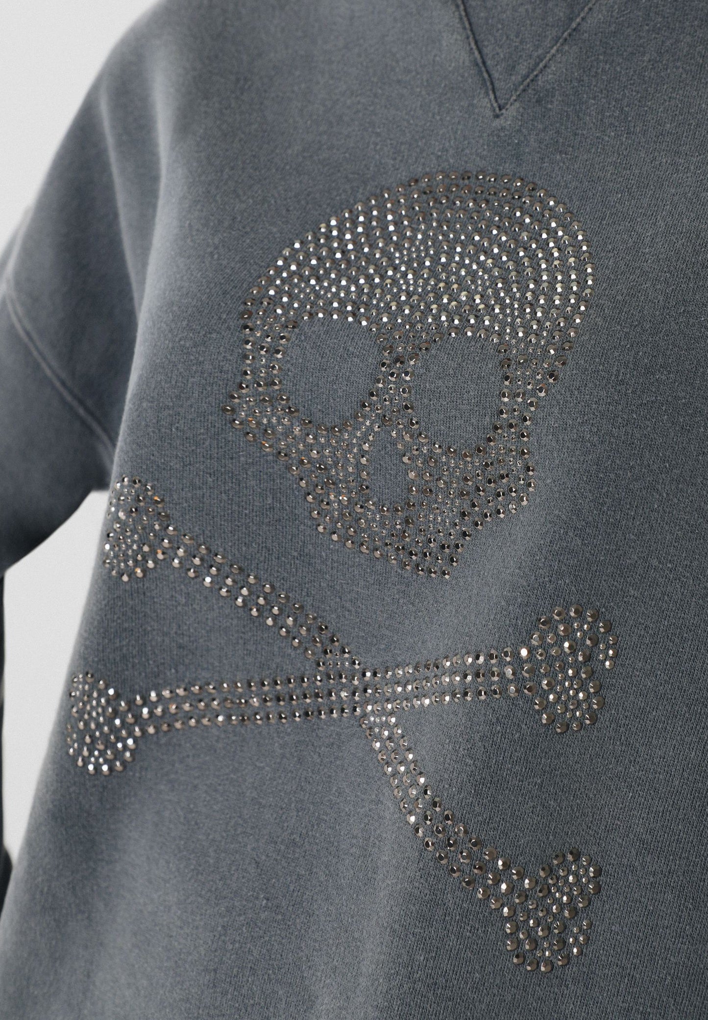 SUDADERA LOGO CALAVERA TACHUELAS