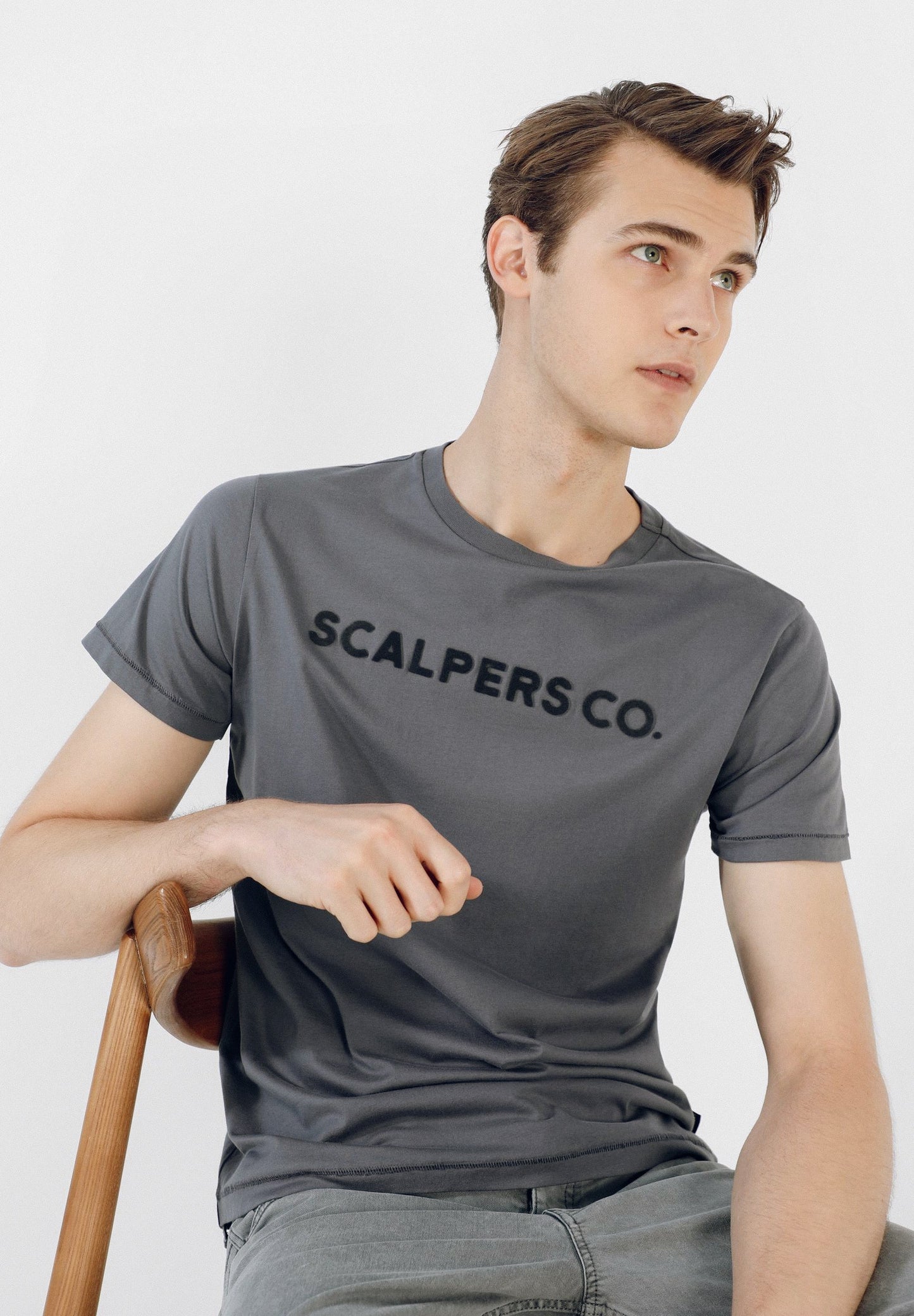 CAMISETA LOGO FLOCADO