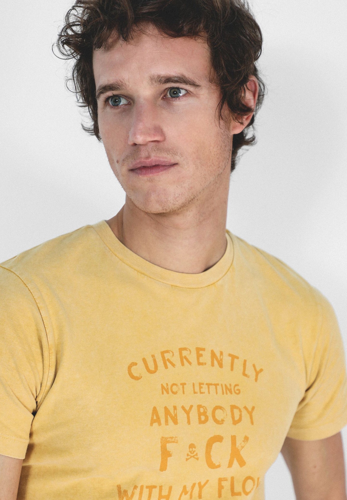 CAMISETA LAVADA TEXTO