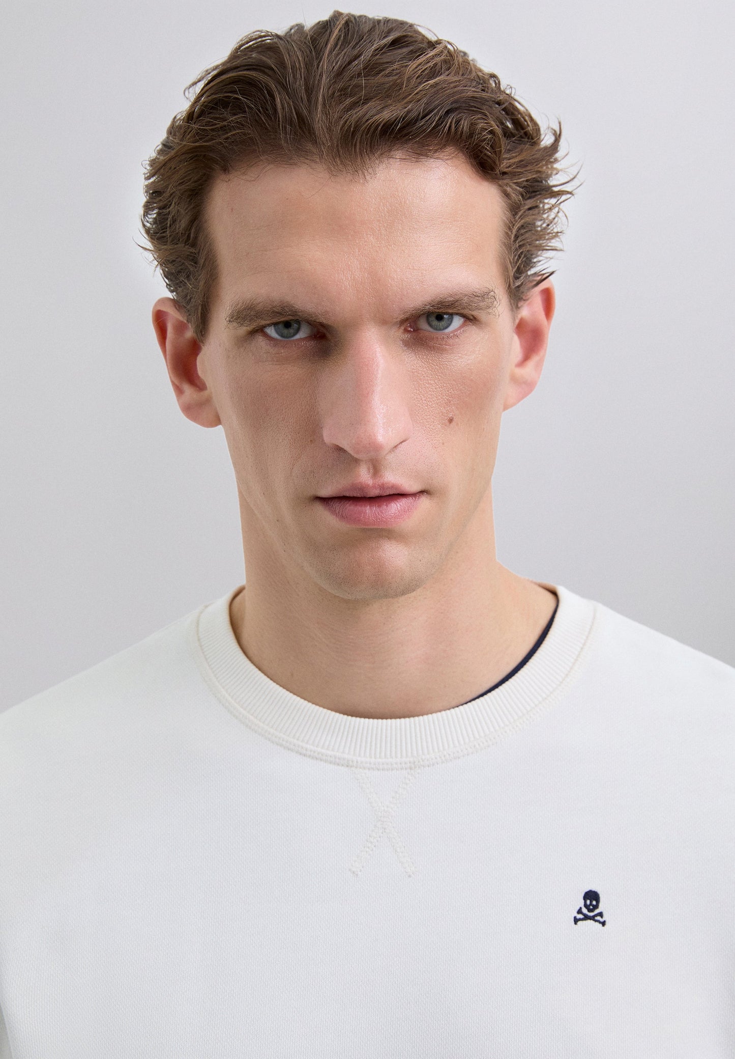 SUDADERA BÁSICA BORDADA CONTRASTE