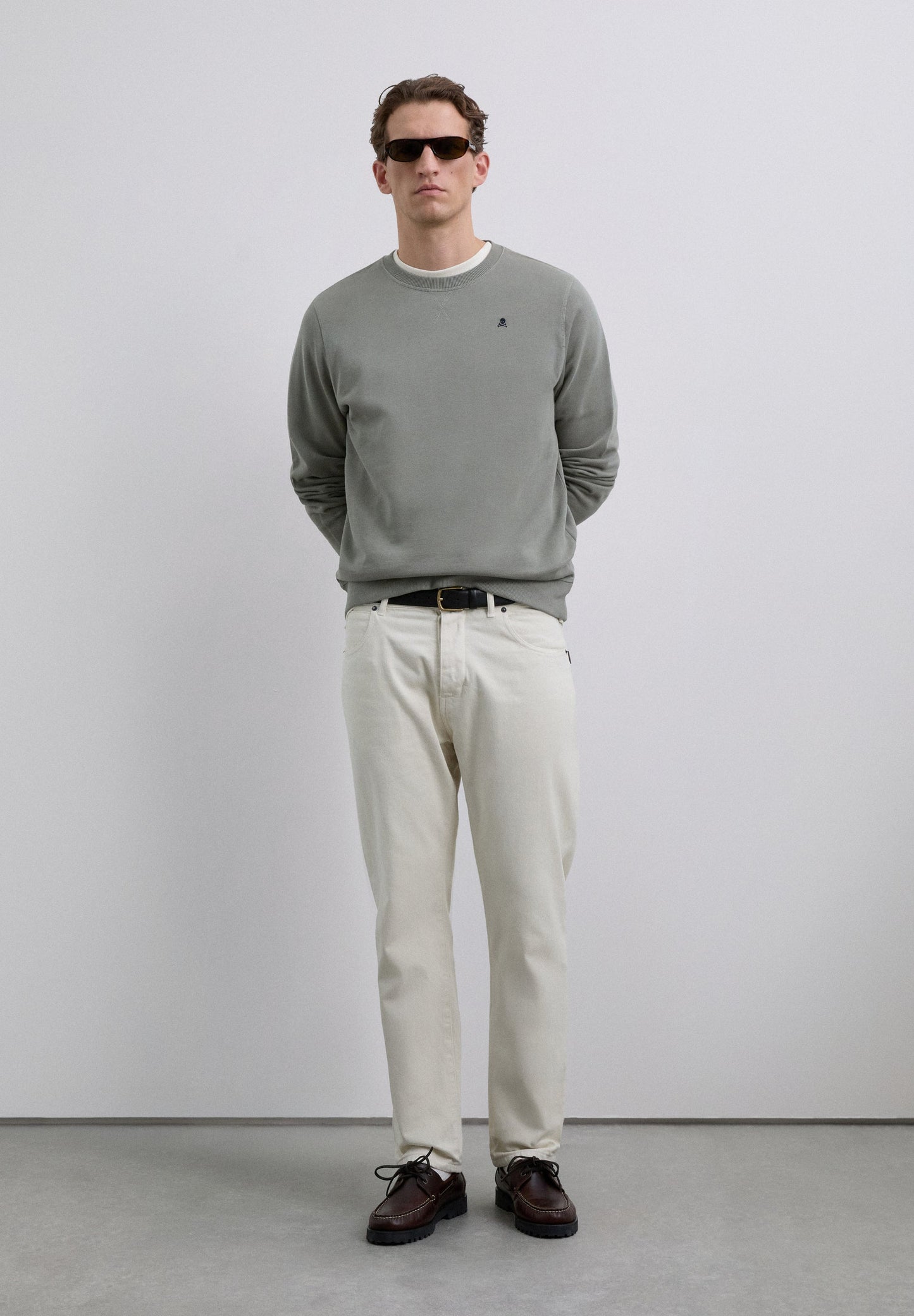 SUDADERA BÁSICA BORDADA CONTRASTE