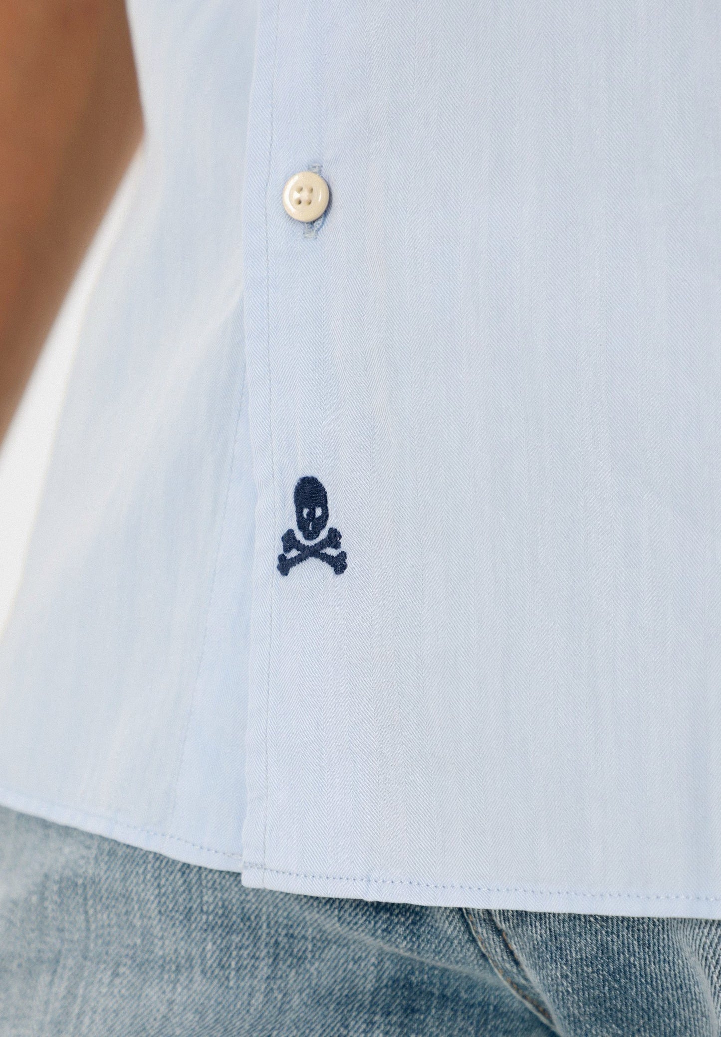 CAMISA CLÁSICA CALAVERA BAJO