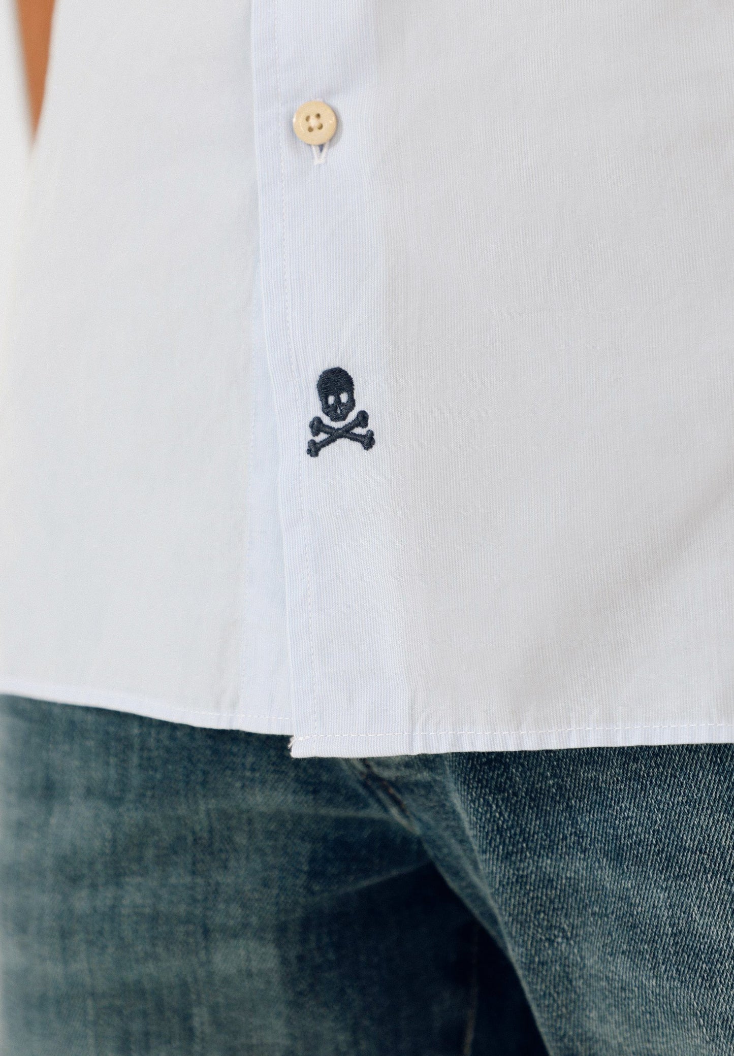 CAMISA CLÁSICA CALAVERA BAJO