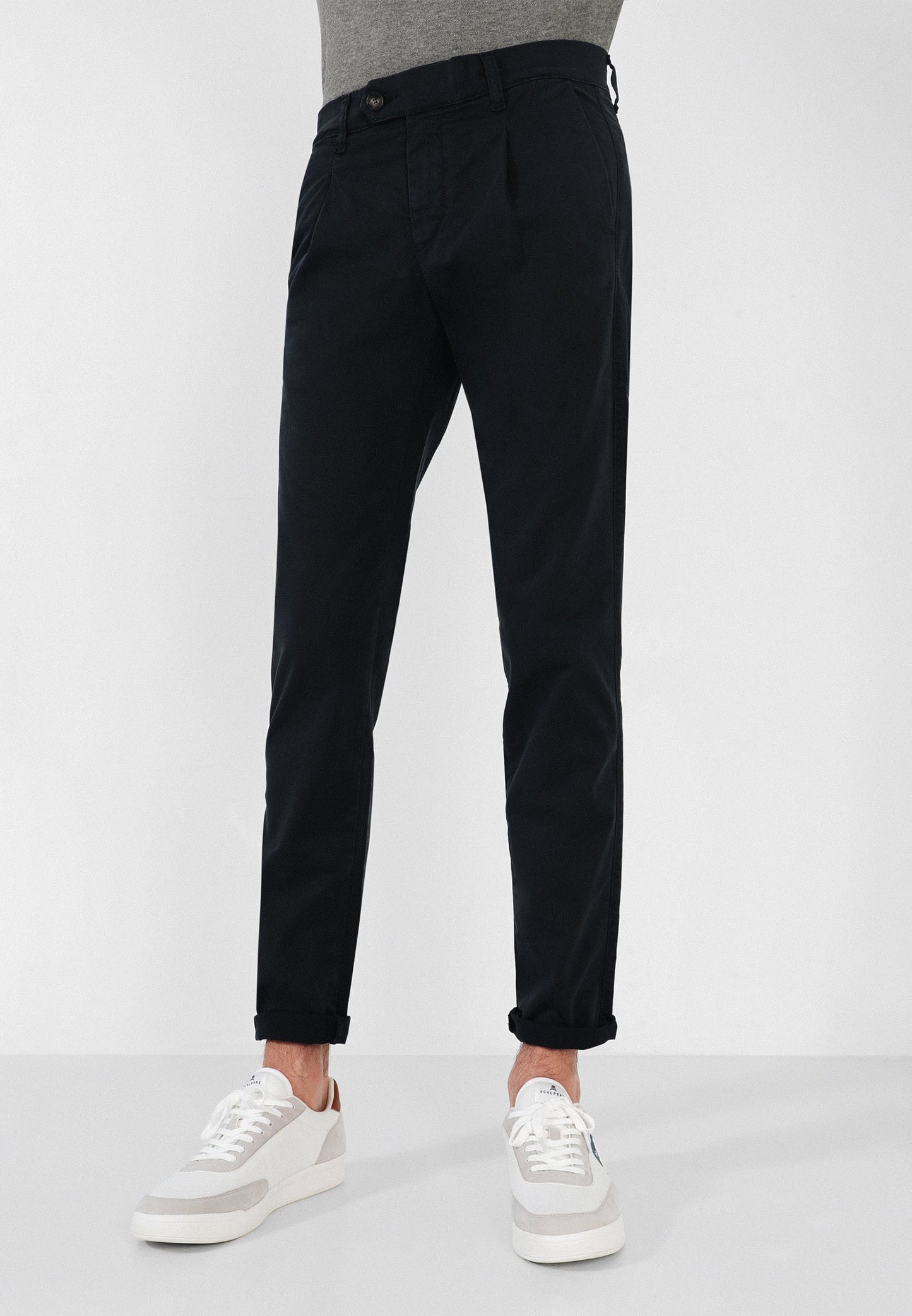 PANTALÓN CHINO PINZAS