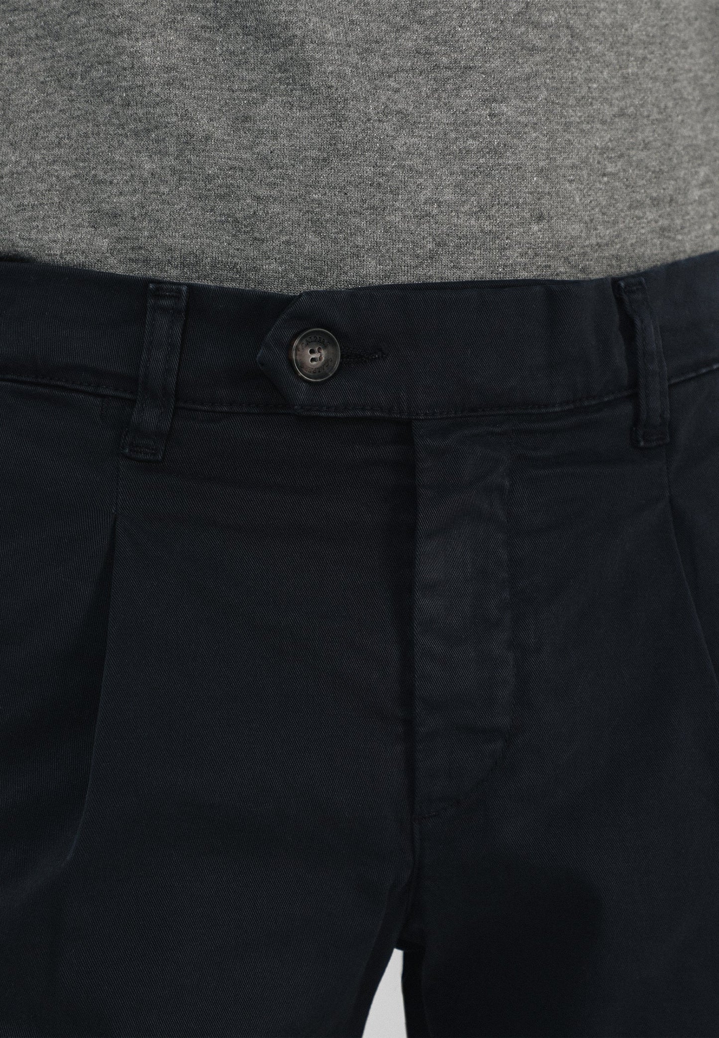 PANTALÓN CHINO PINZAS