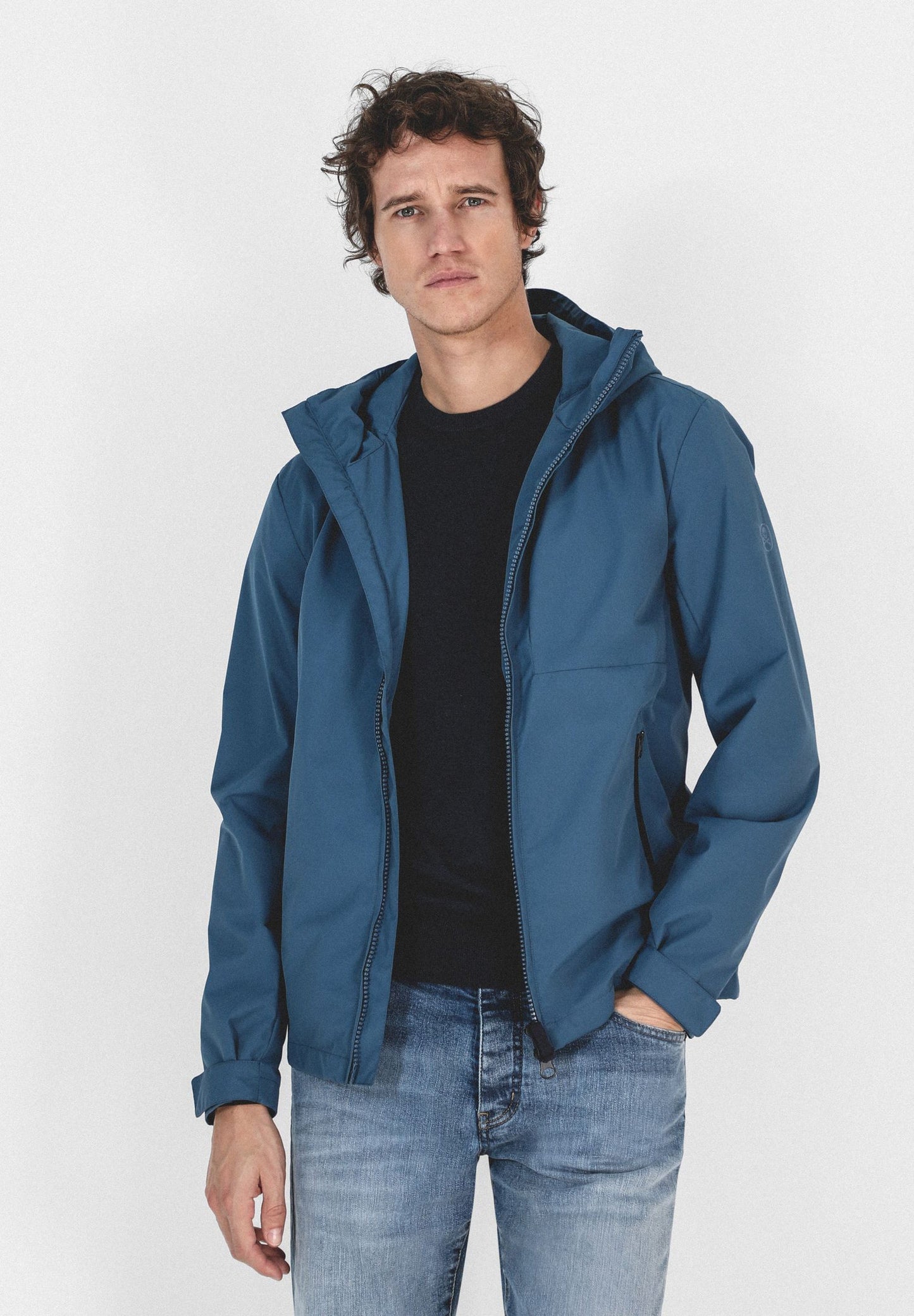 CHAQUETA TÉCNICA CAPUCHA